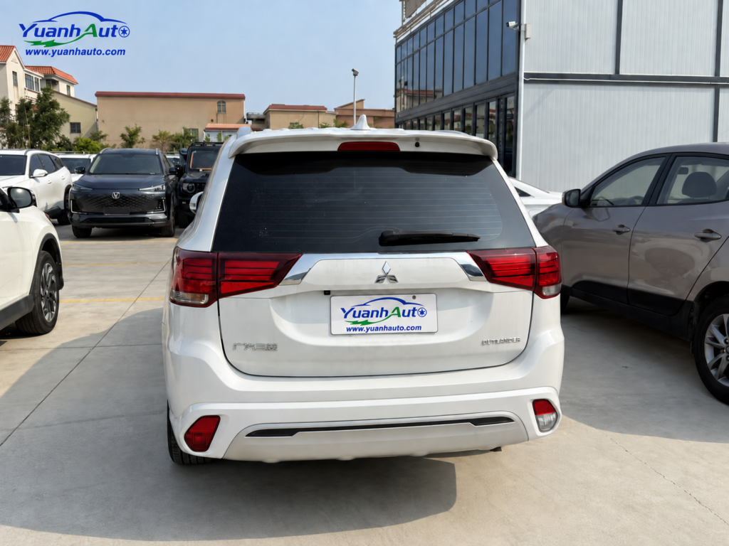 Mitsubishi Outlander — export photo, Yuanh Auto