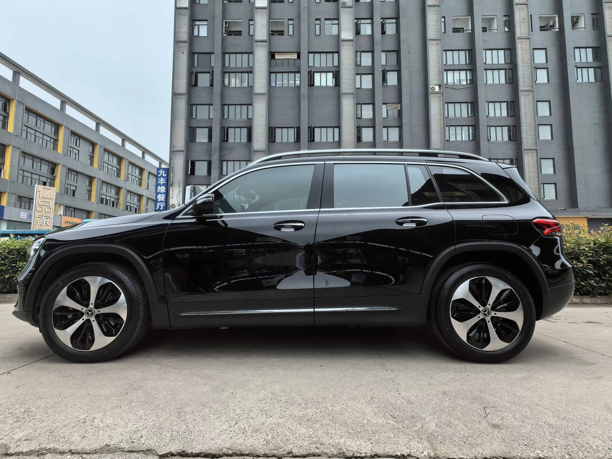 2023 Benz GLB 220 vehicle photo 6