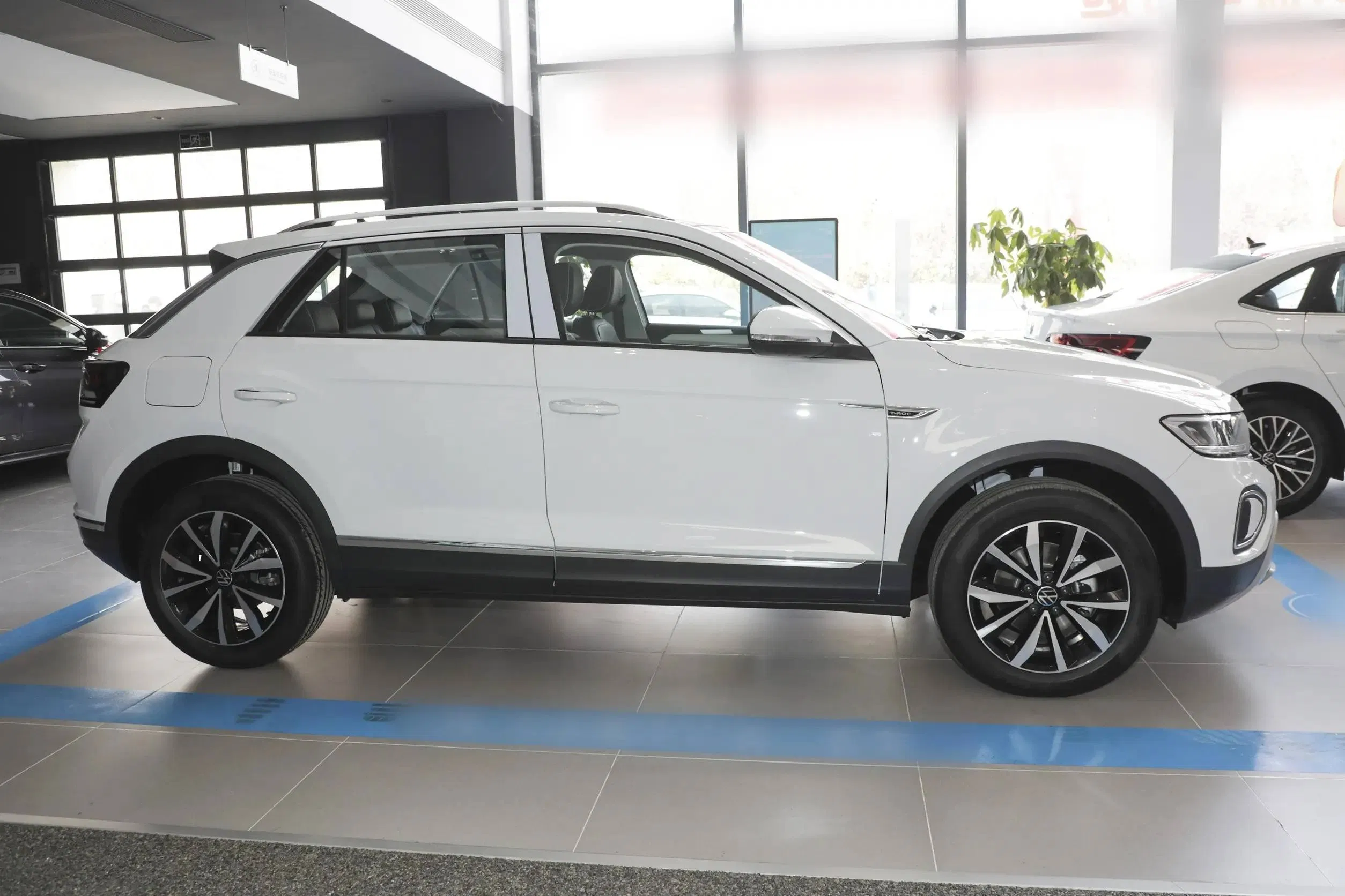 VW T-ROC vehicle photo 7
