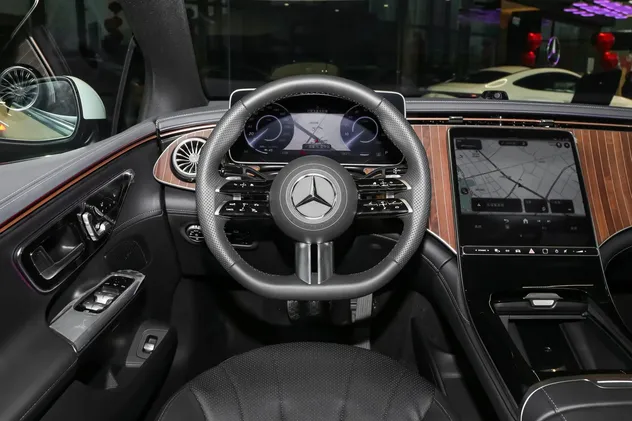 2025 Mercedes-Benz EQE 500 Electric Sedan — source image 12