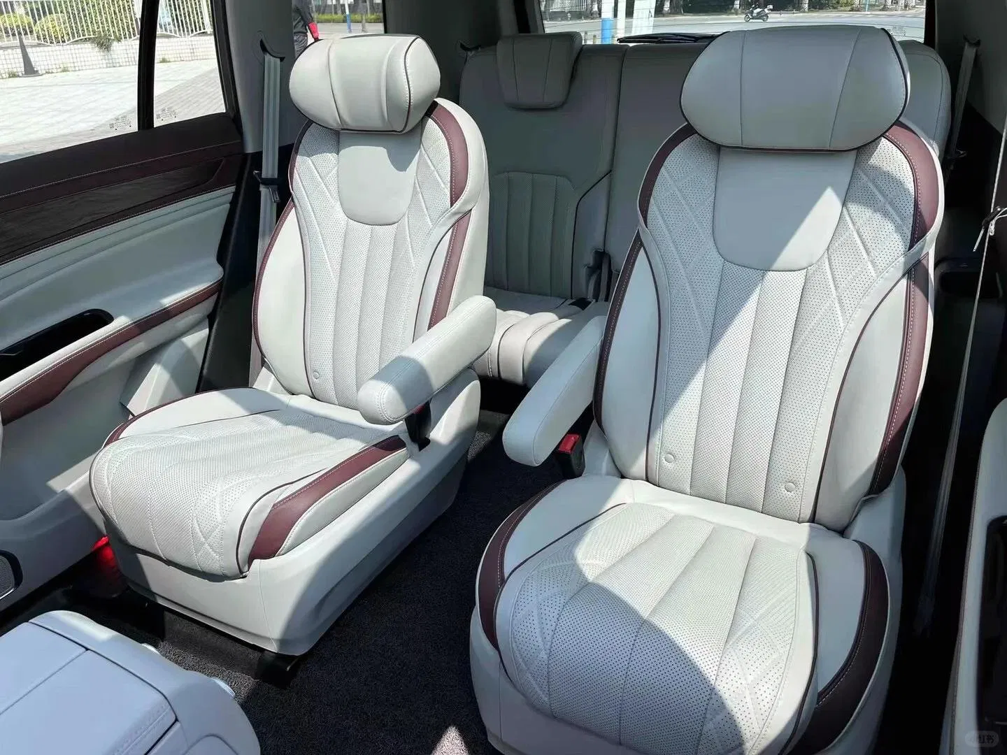 2021 Ford Equator vehicle photo 7