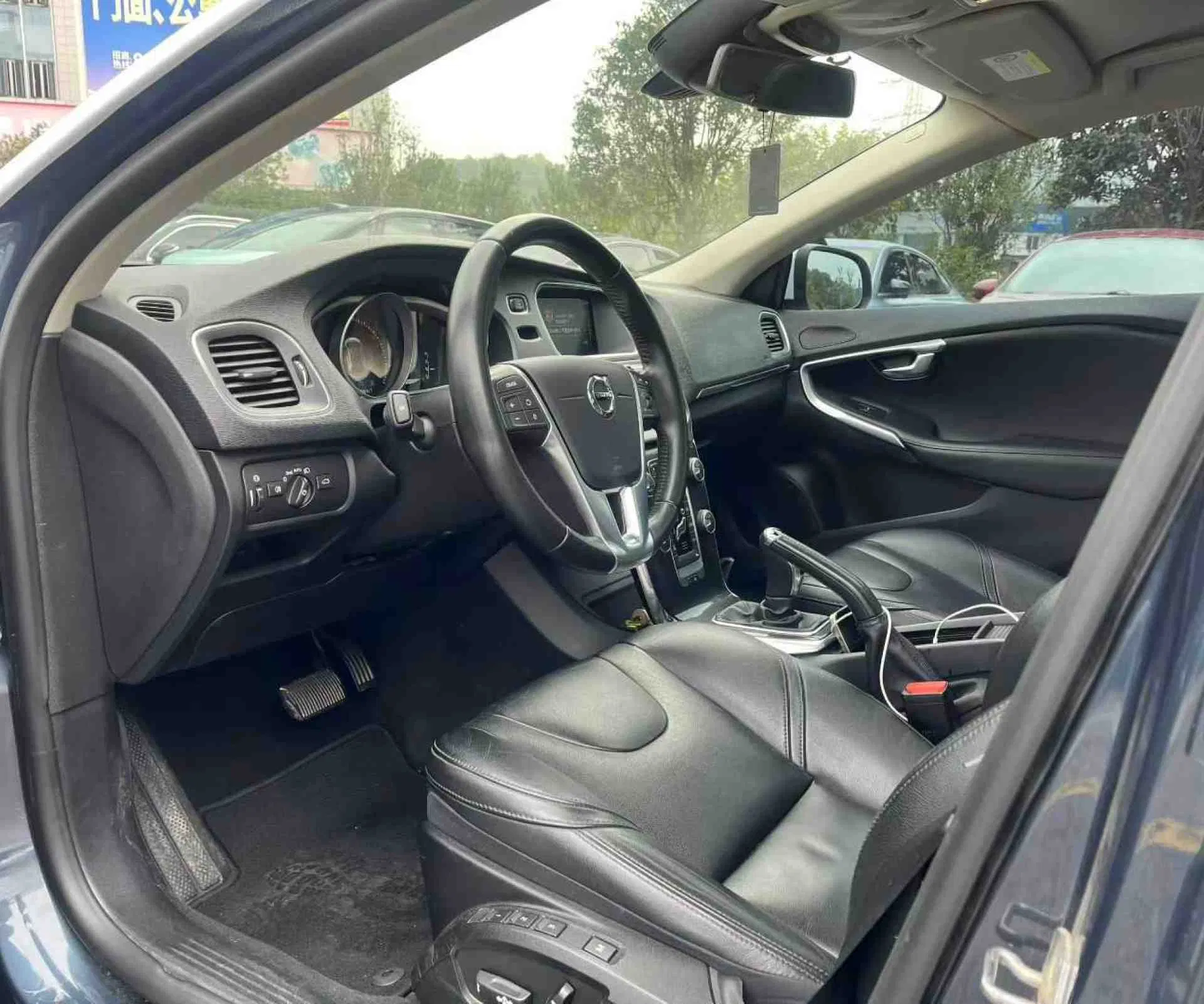 2018 V40 vehicle photo 5