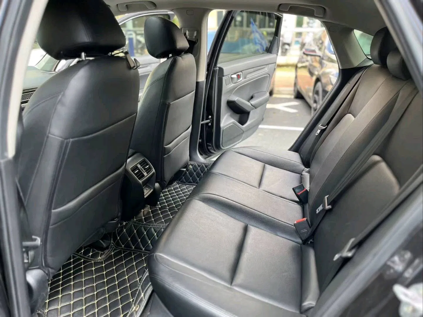 2018 Honda Civic Luxury Sedan — source image 15