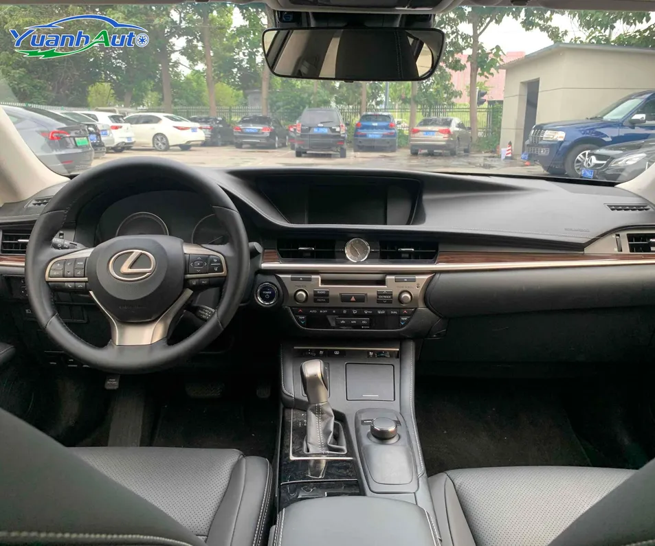 2016 Lexus ES 250 Luxury — source image 13