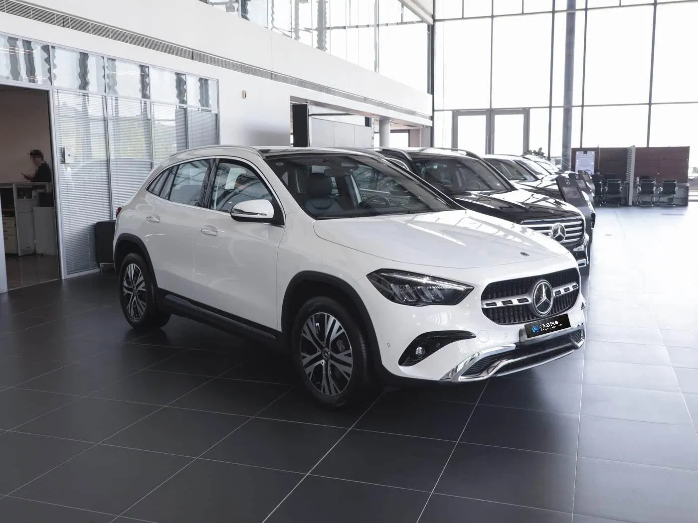 2025 GLA vehicle photo 6