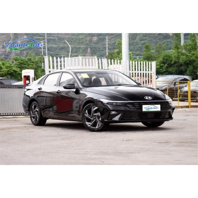 Hyundai Elantra vehicle photo 1