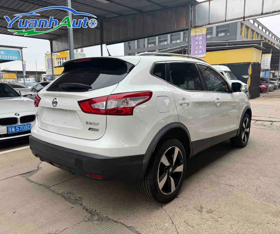 2017 Nissan Qashqai Luxury 2.0L SUV — source image 14