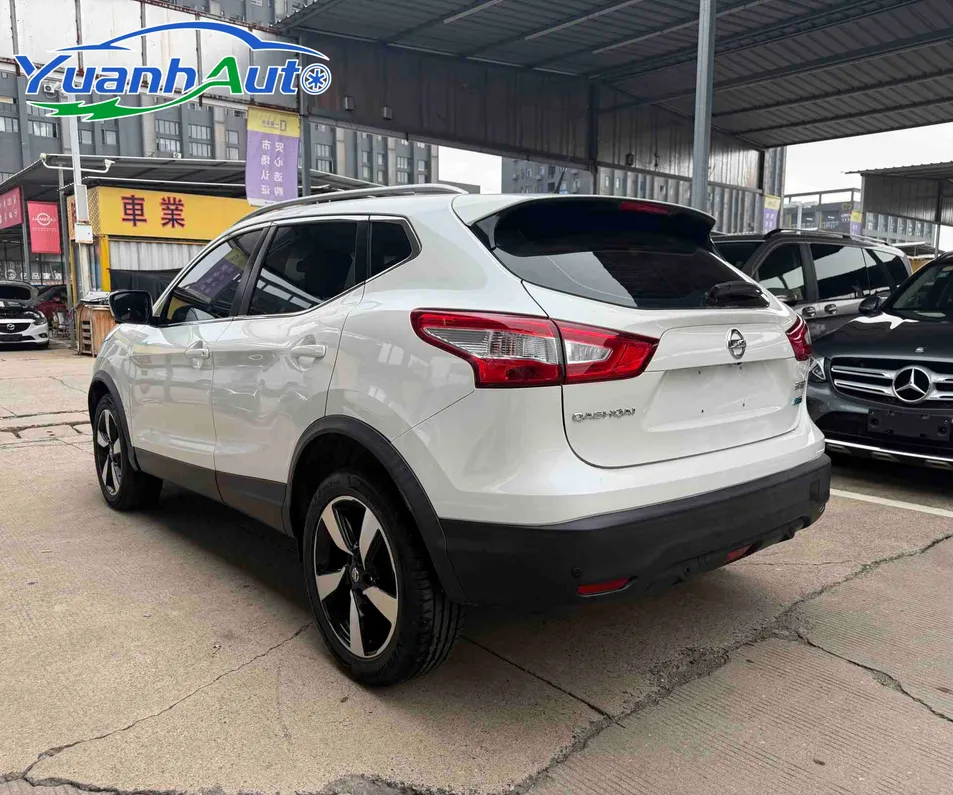 2017 Nissan Qashqai Luxury 2.0L SUV — source image 13