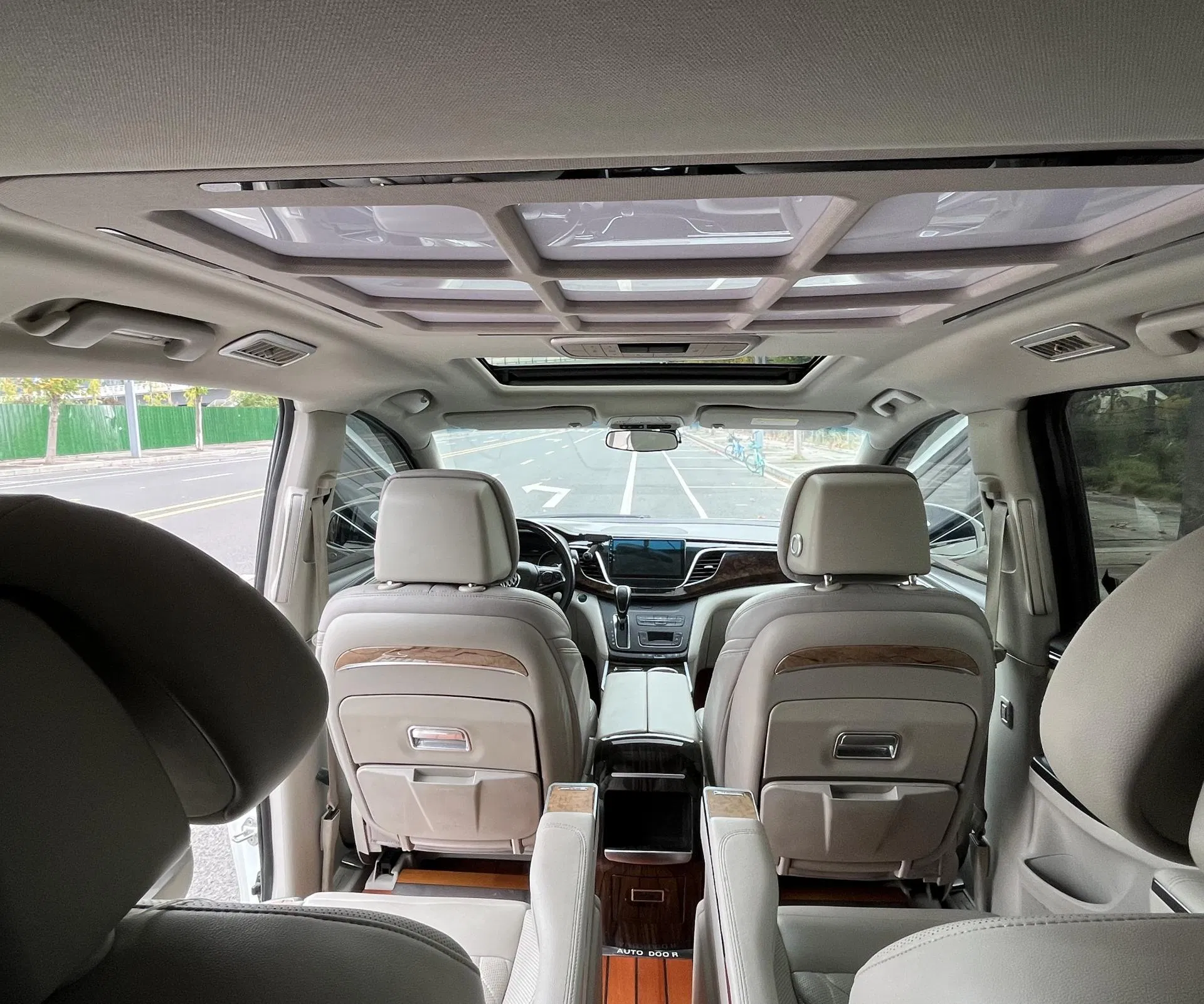 2017 Buick GL8 Petrol MPV — source image 12