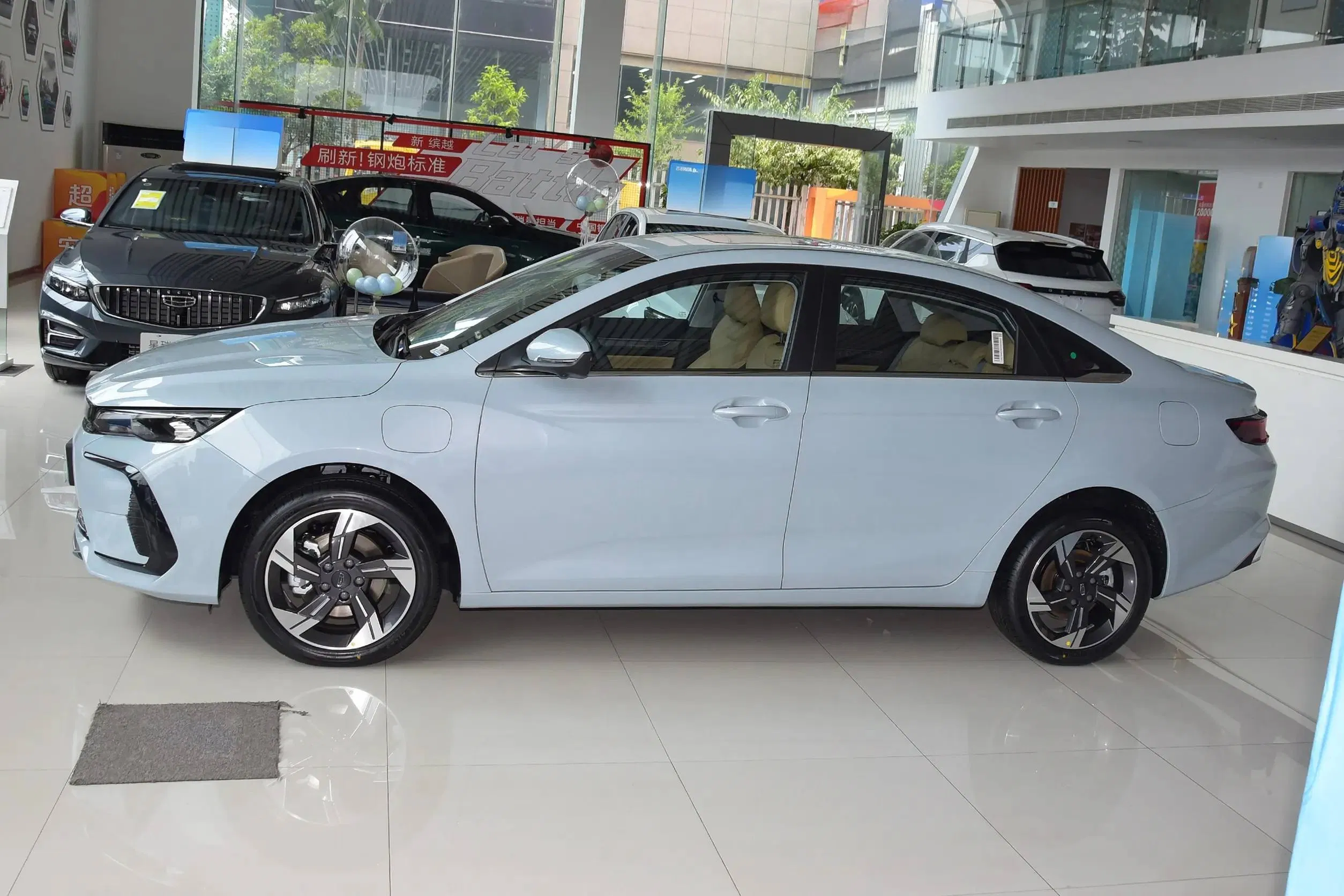Geely Emgrand L Hip vehicle photo 7