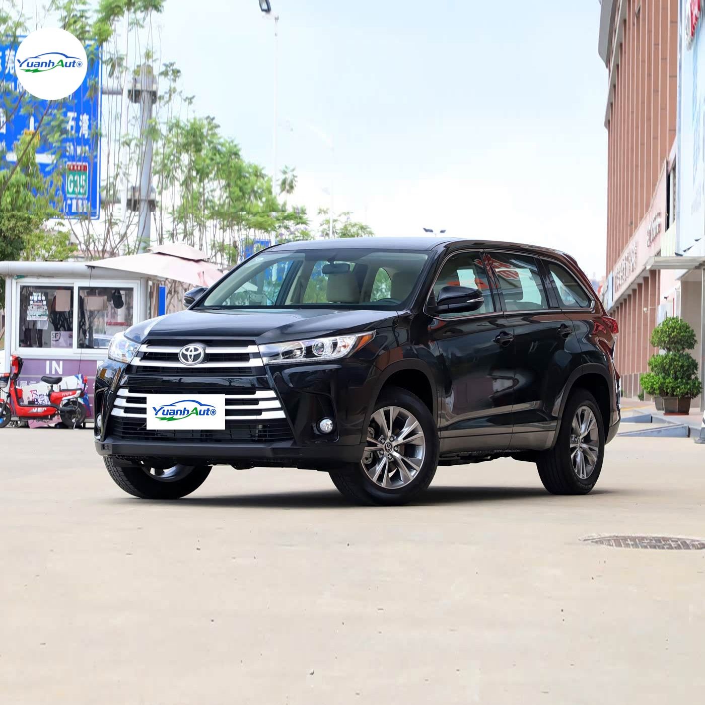 Toyota Highlander vehicle photo 1