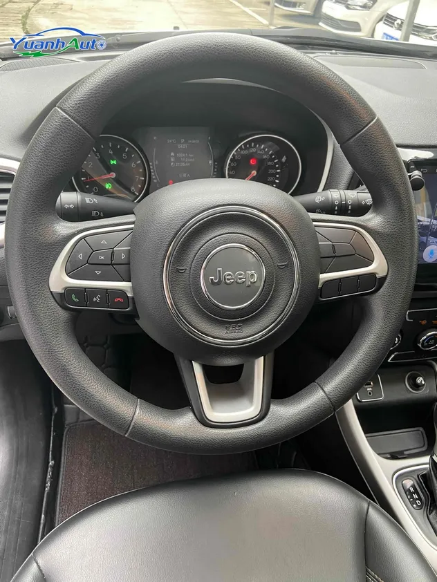 2017 Jeep Compass Petrol SUV — source image 20