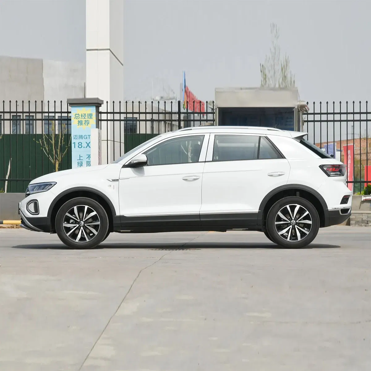 2023 VW T-ROC vehicle photo 5