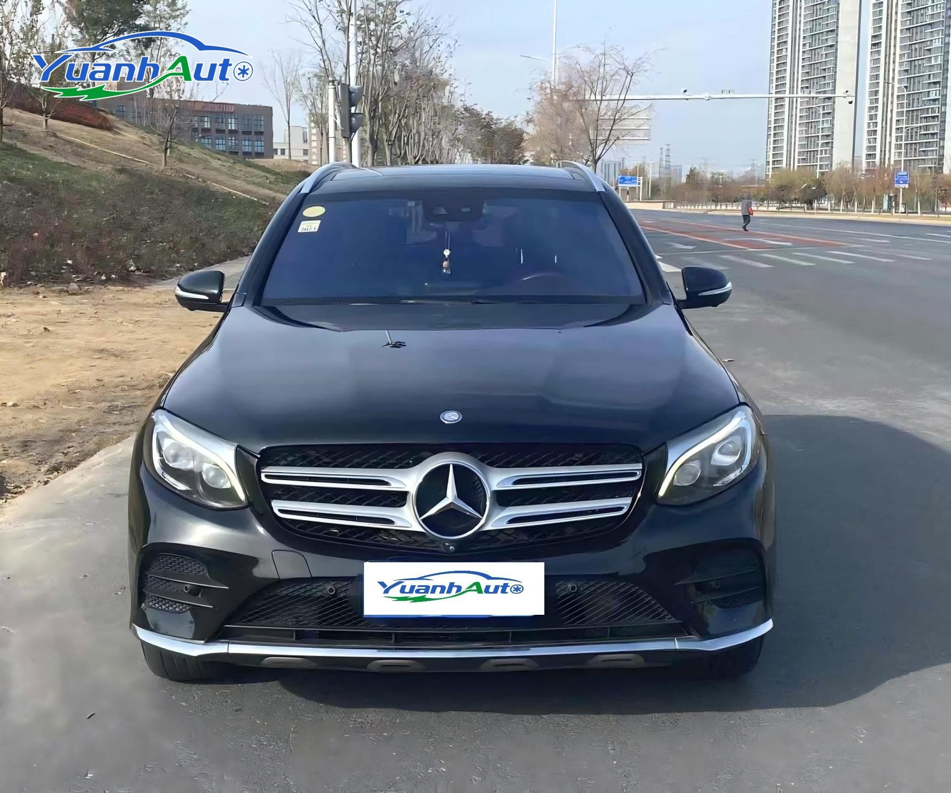 2017 Mercedes-Benz GLC 300 vehicle photo 1