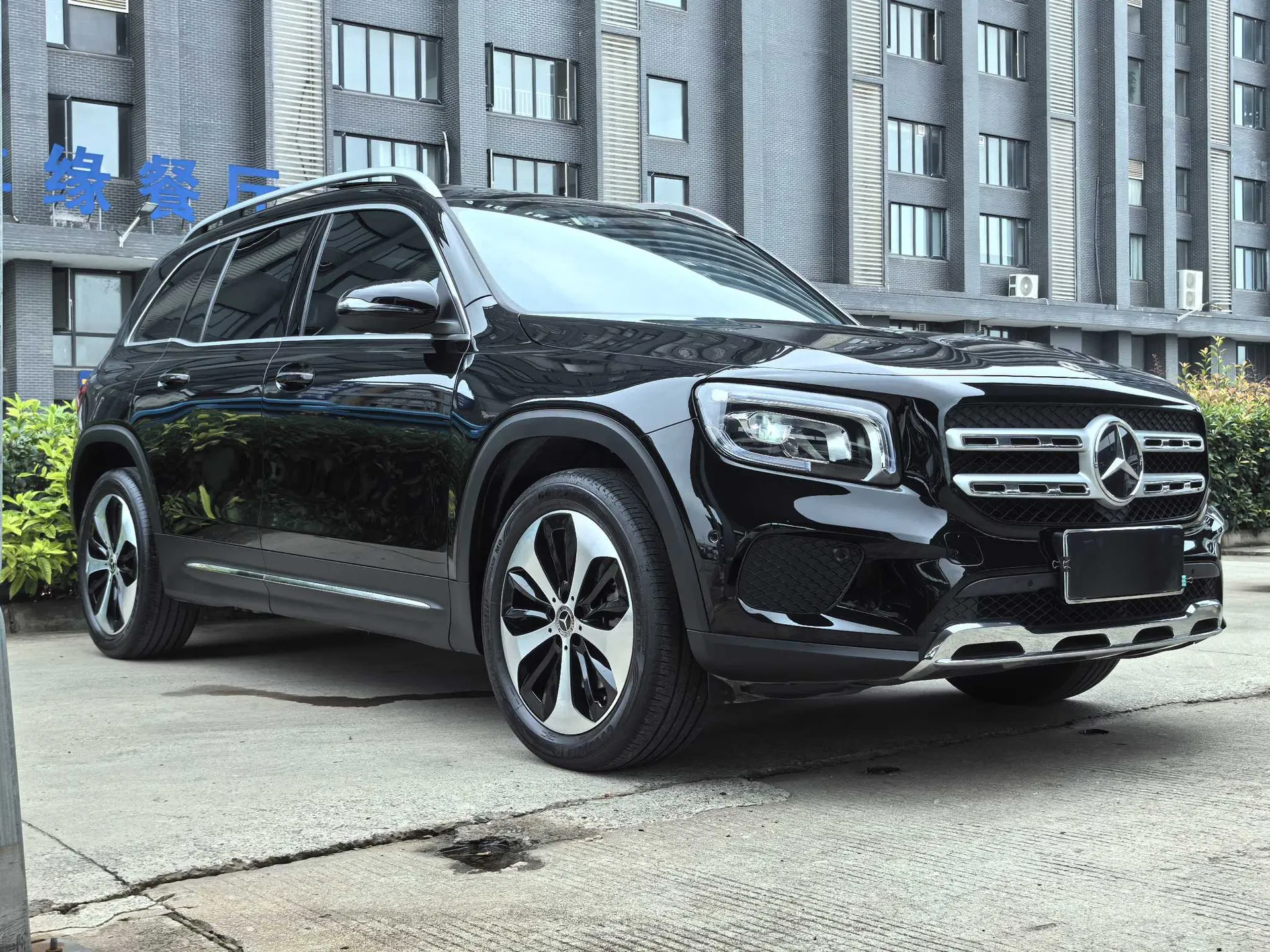 2023 Mercedes-Benz GLB 220 Petrol SUV — source image 10