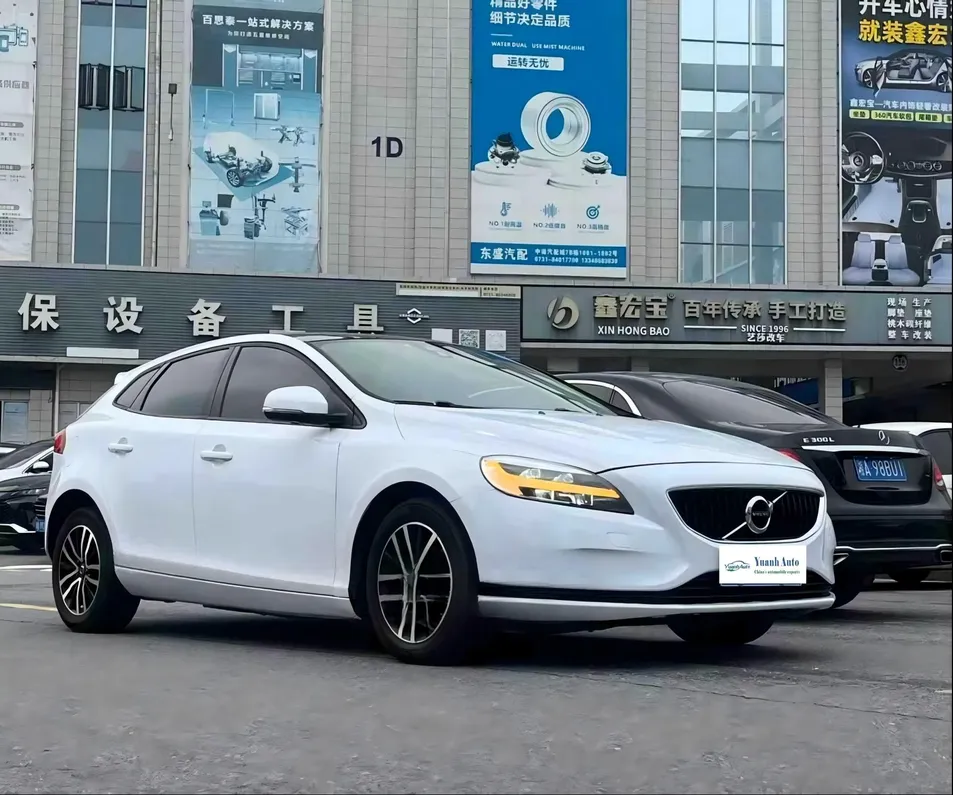 2018 Volvo V40 — source image 14