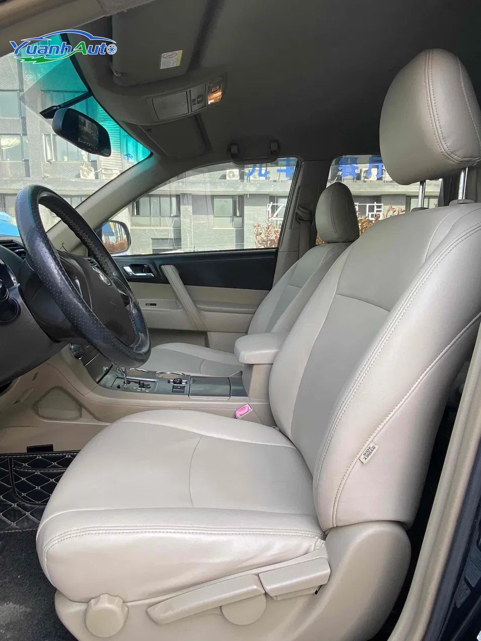 2015 Toyota Highlander Petrol SUV — source image 17
