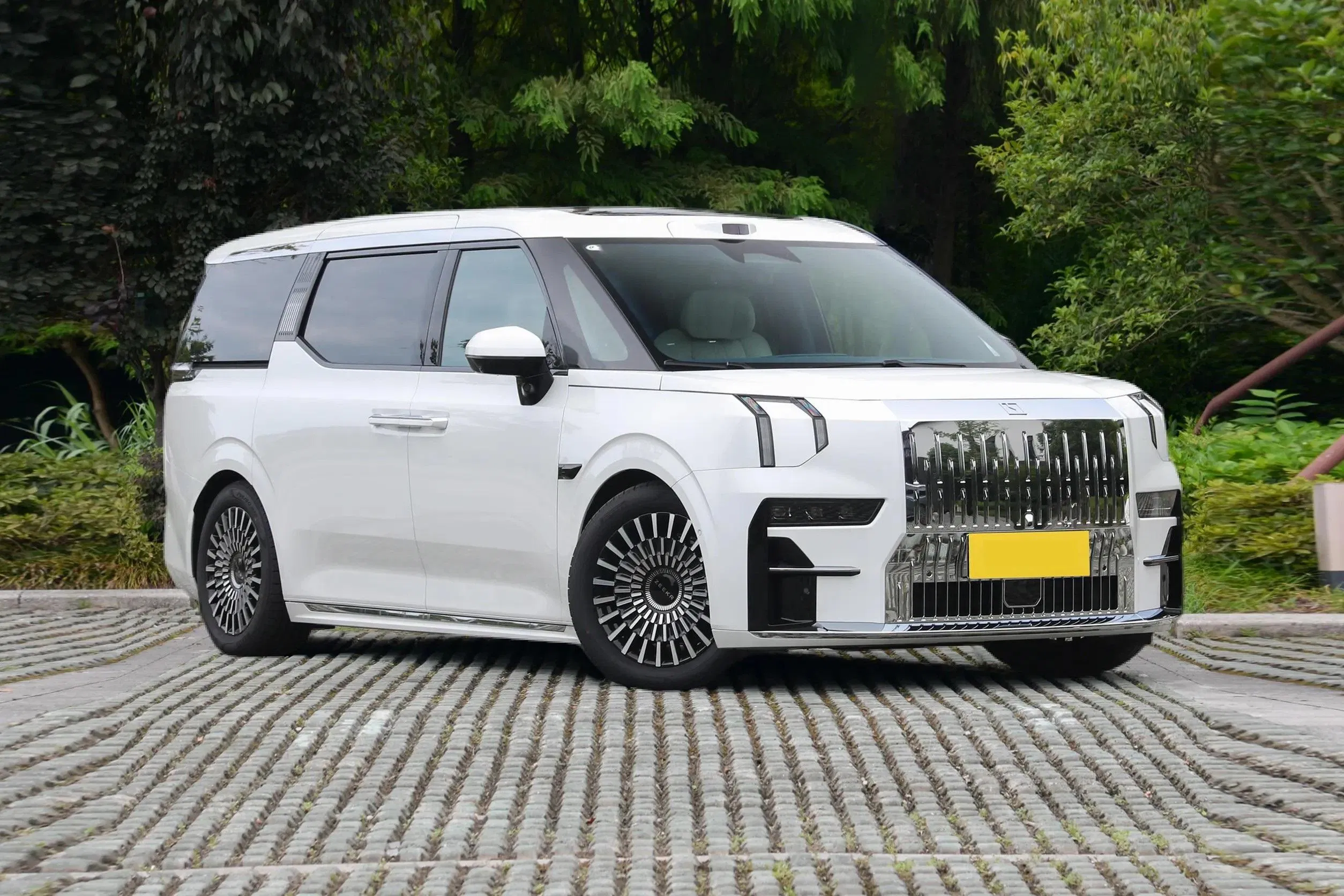 2023 Zeekr 009 Electric MPV — source image 4