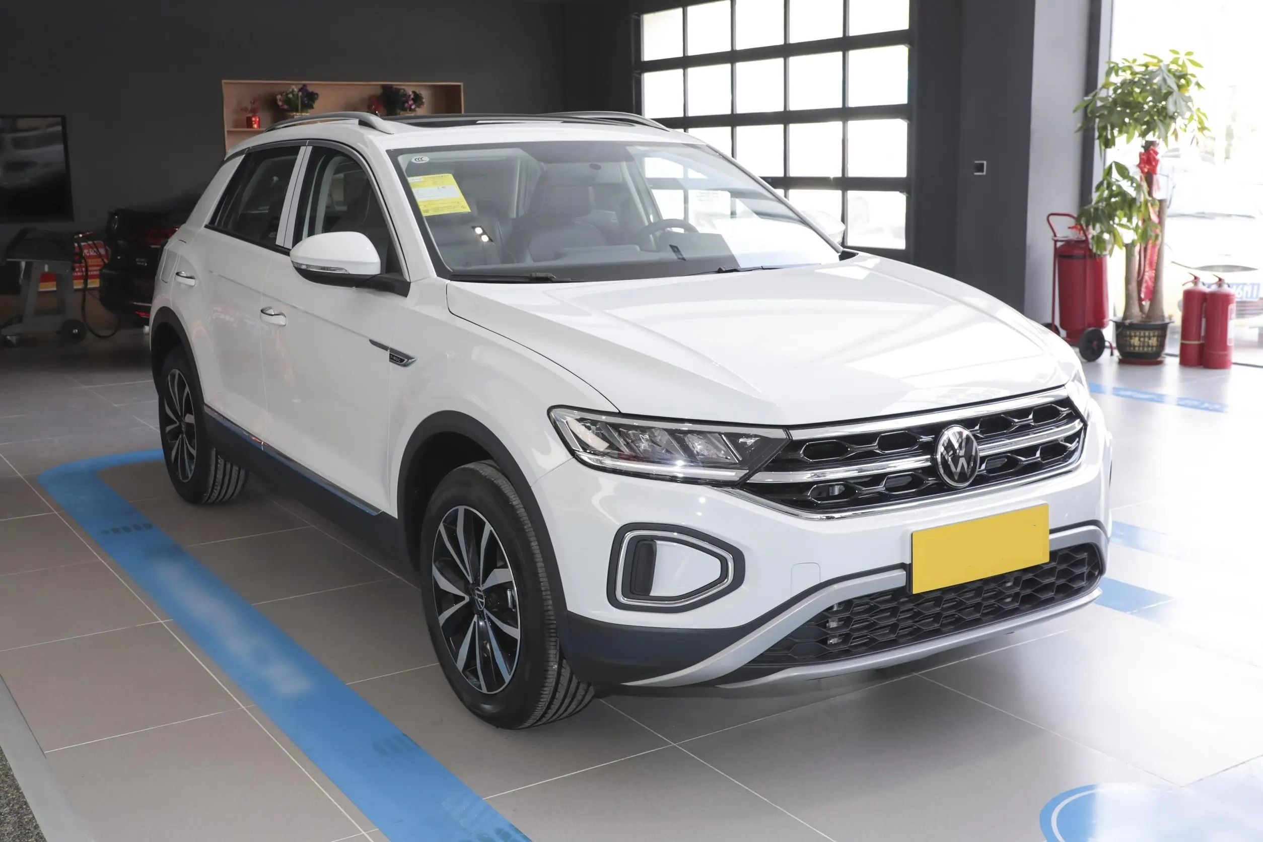 VW T-ROC vehicle photo 1
