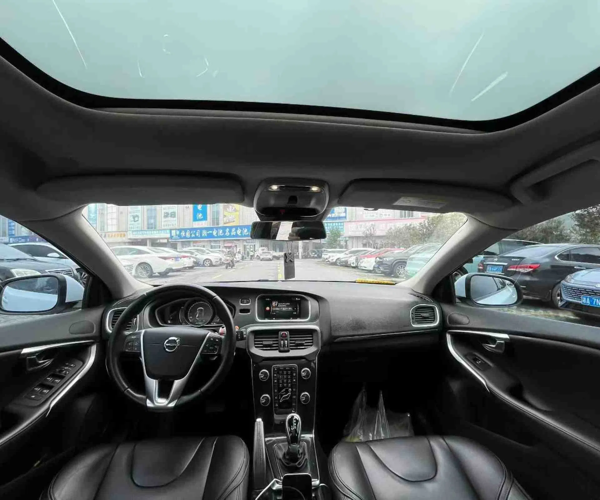 2018 V40 vehicle photo 6