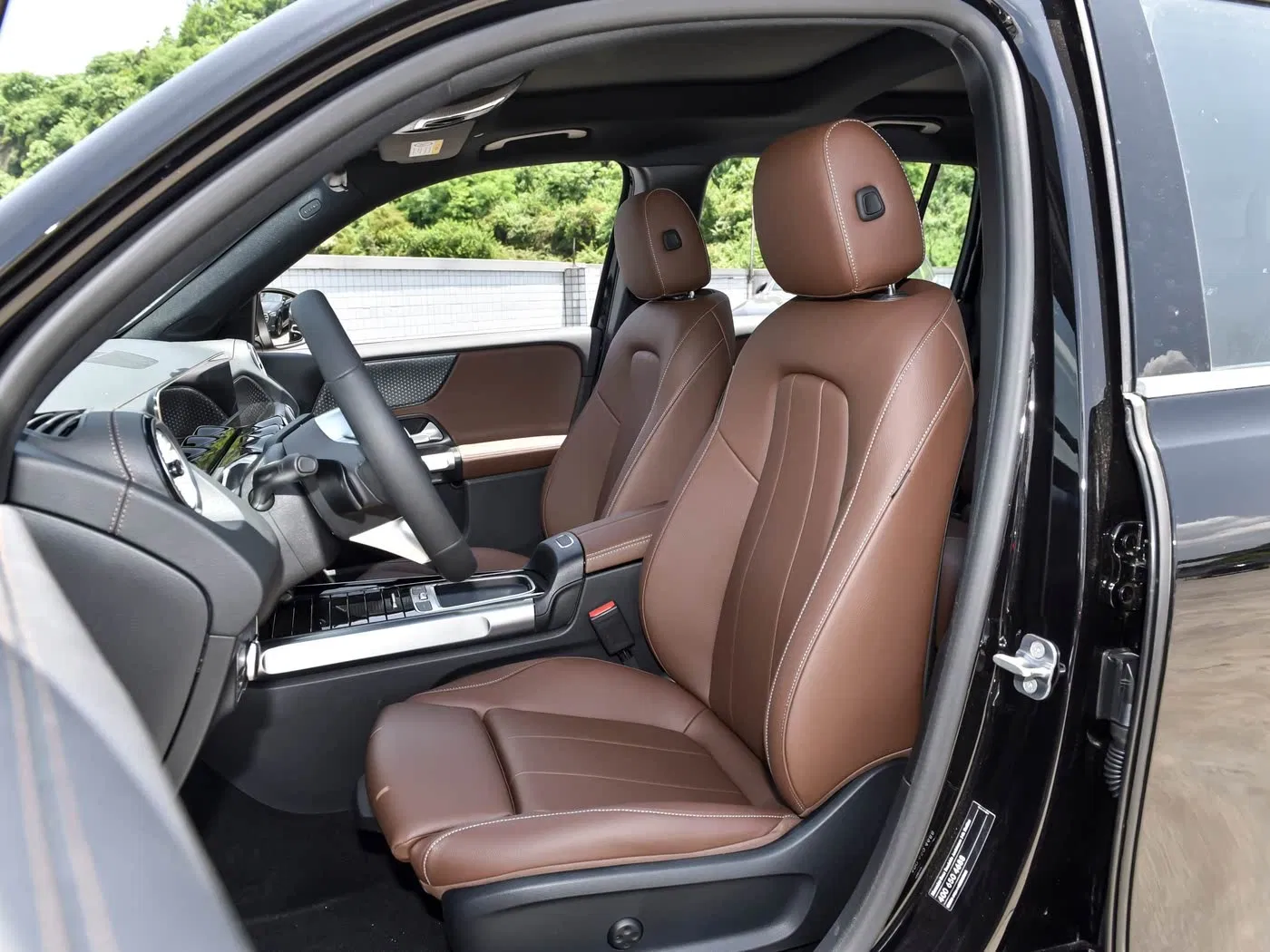2025 Mercedes-Benz GLB200 Petrol SUV — source image 10