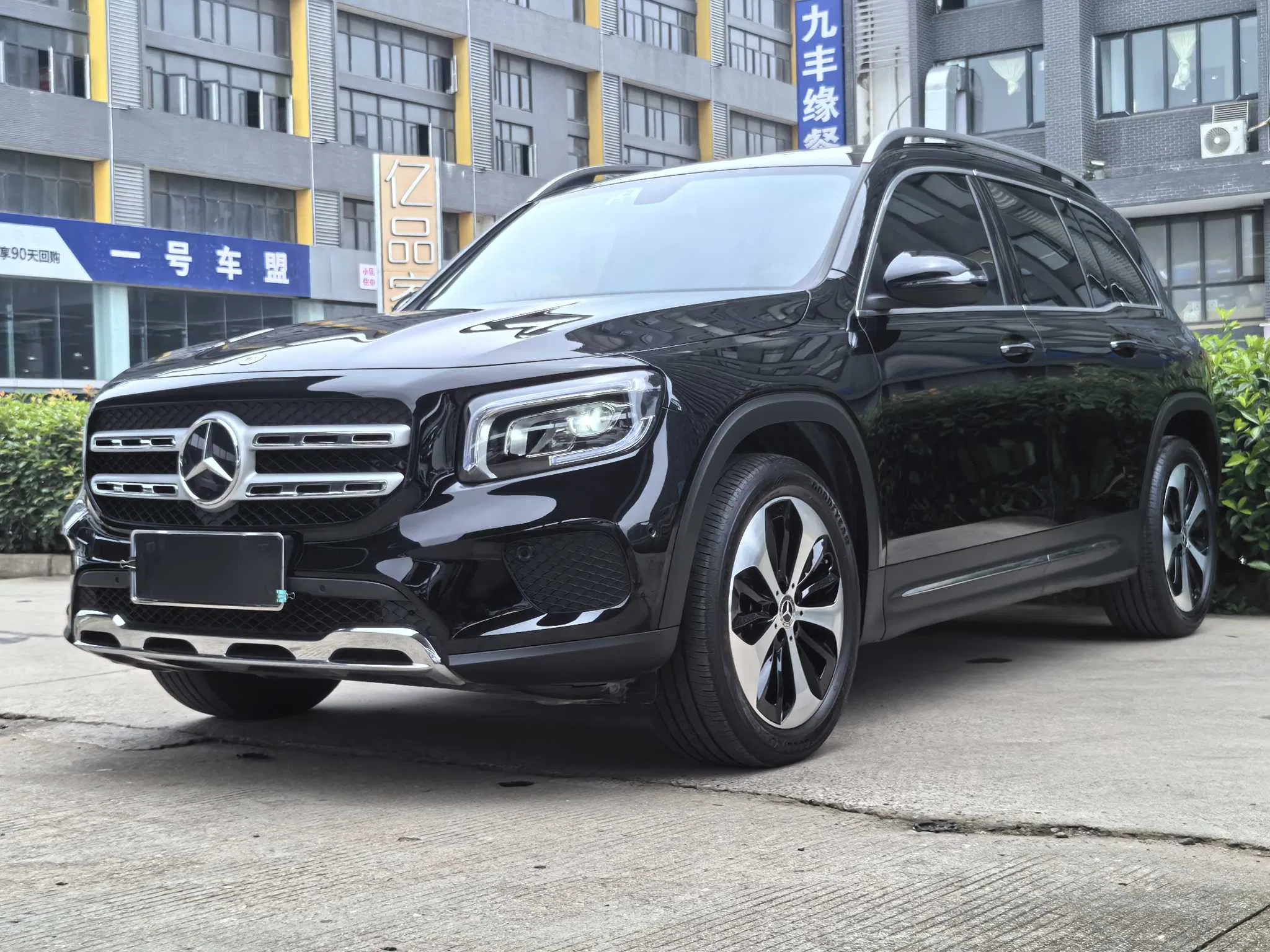 2023 Benz GLB 220 vehicle photo 3