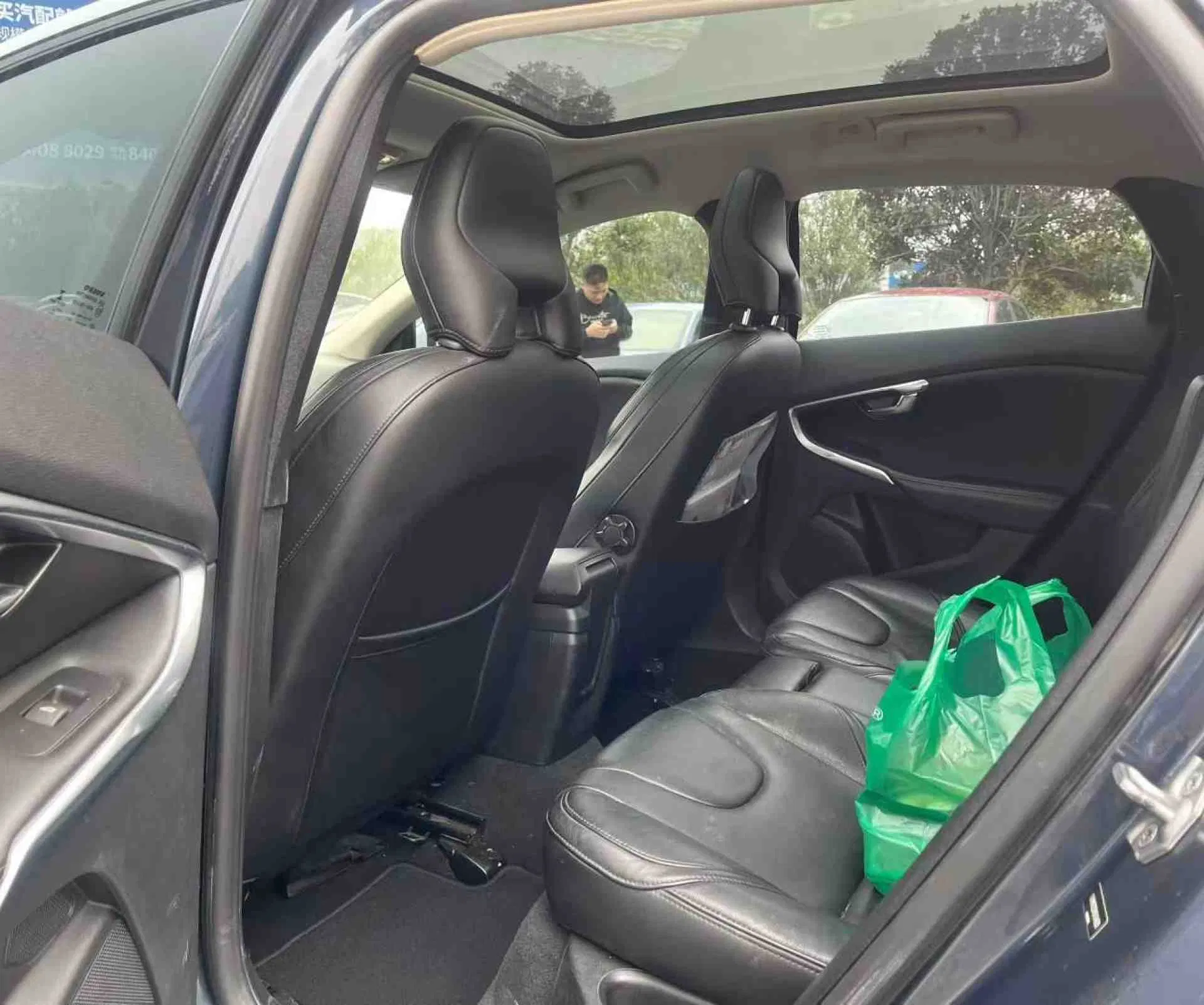 2018 V40 vehicle photo 7