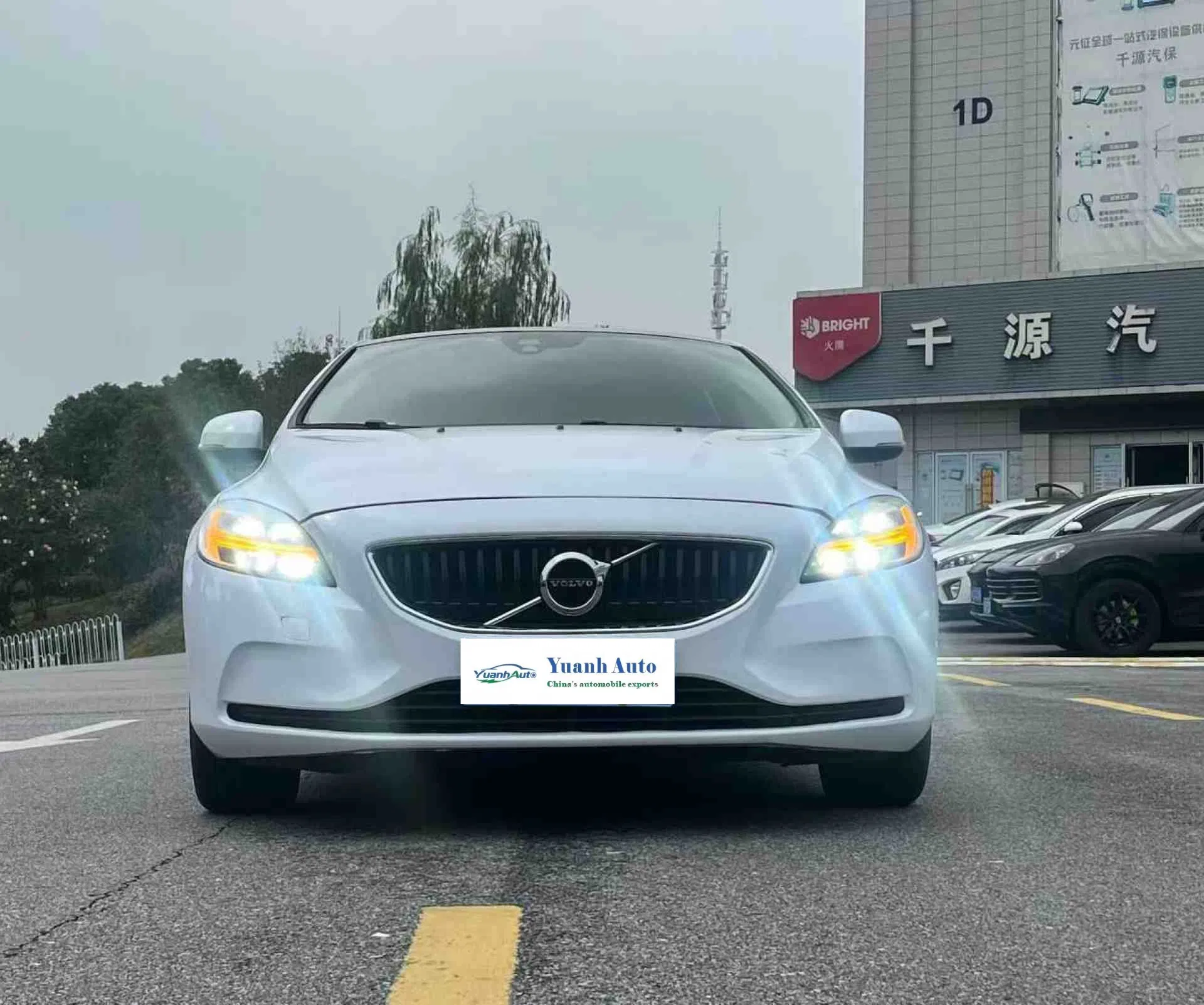 2018 V40 vehicle photo 3