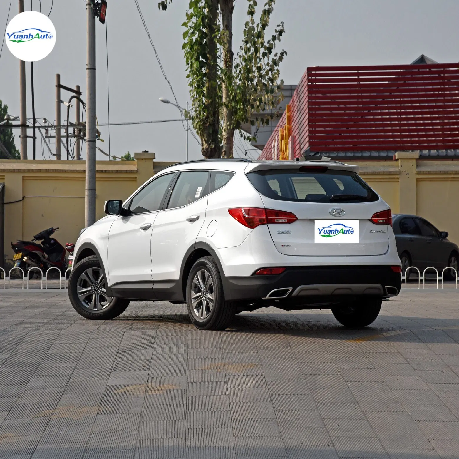 Hyundai Santa Fe vehicle photo 5