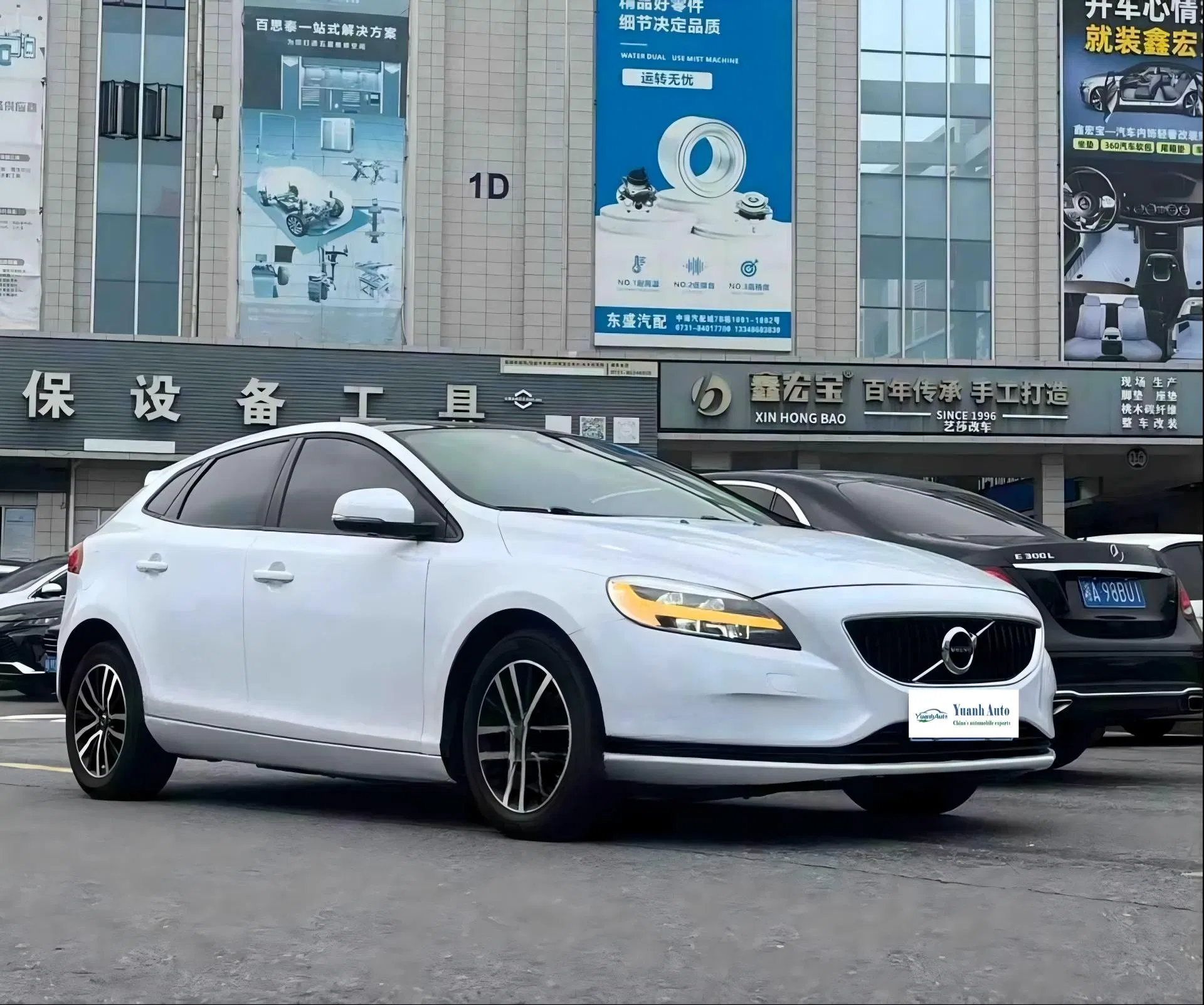 2018 V40 vehicle photo 4
