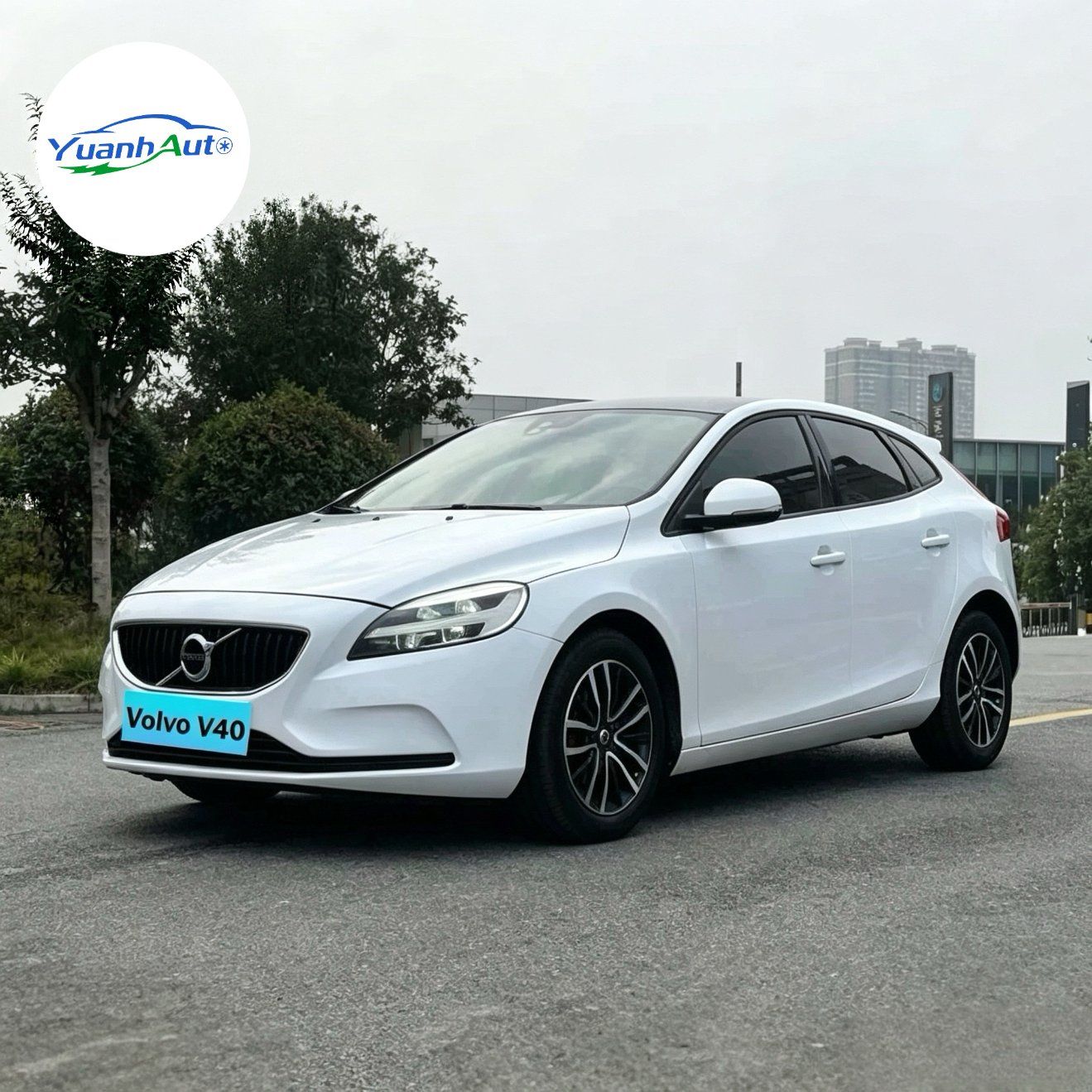 2018 V40 vehicle photo 1