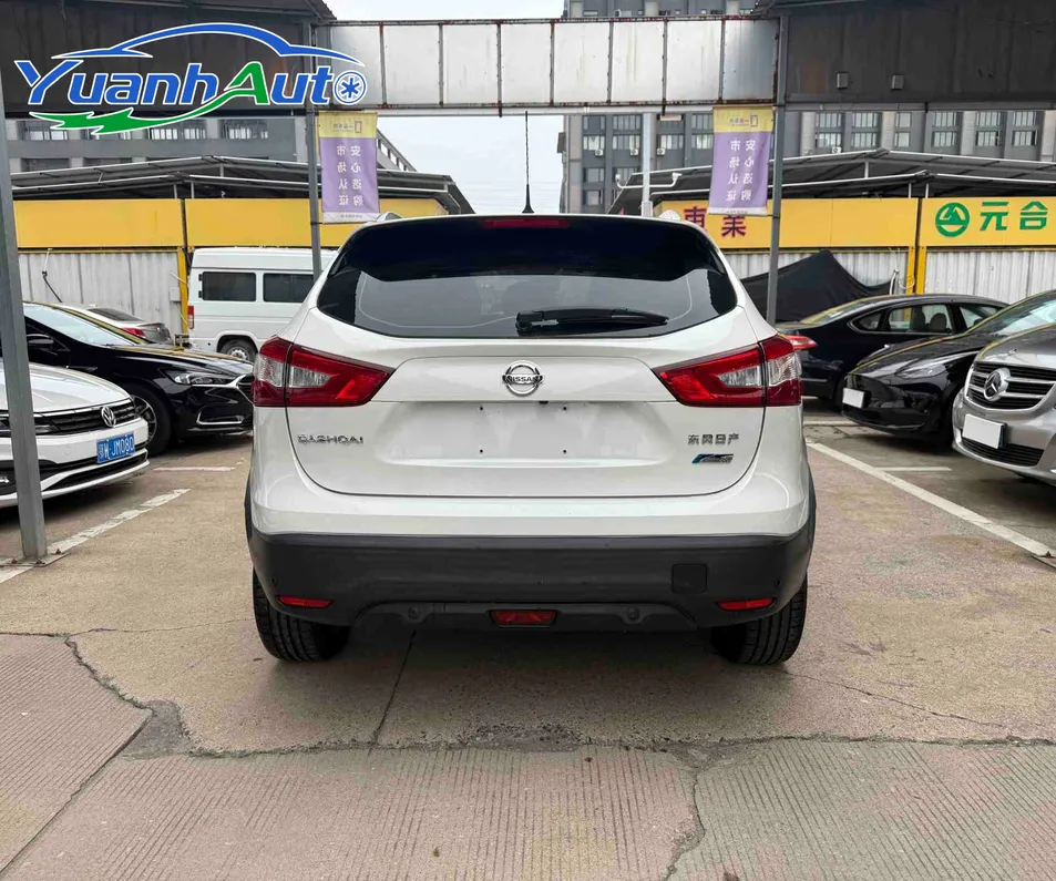 2017 Nissan Qashqai Luxury 2.0L SUV — source image 12