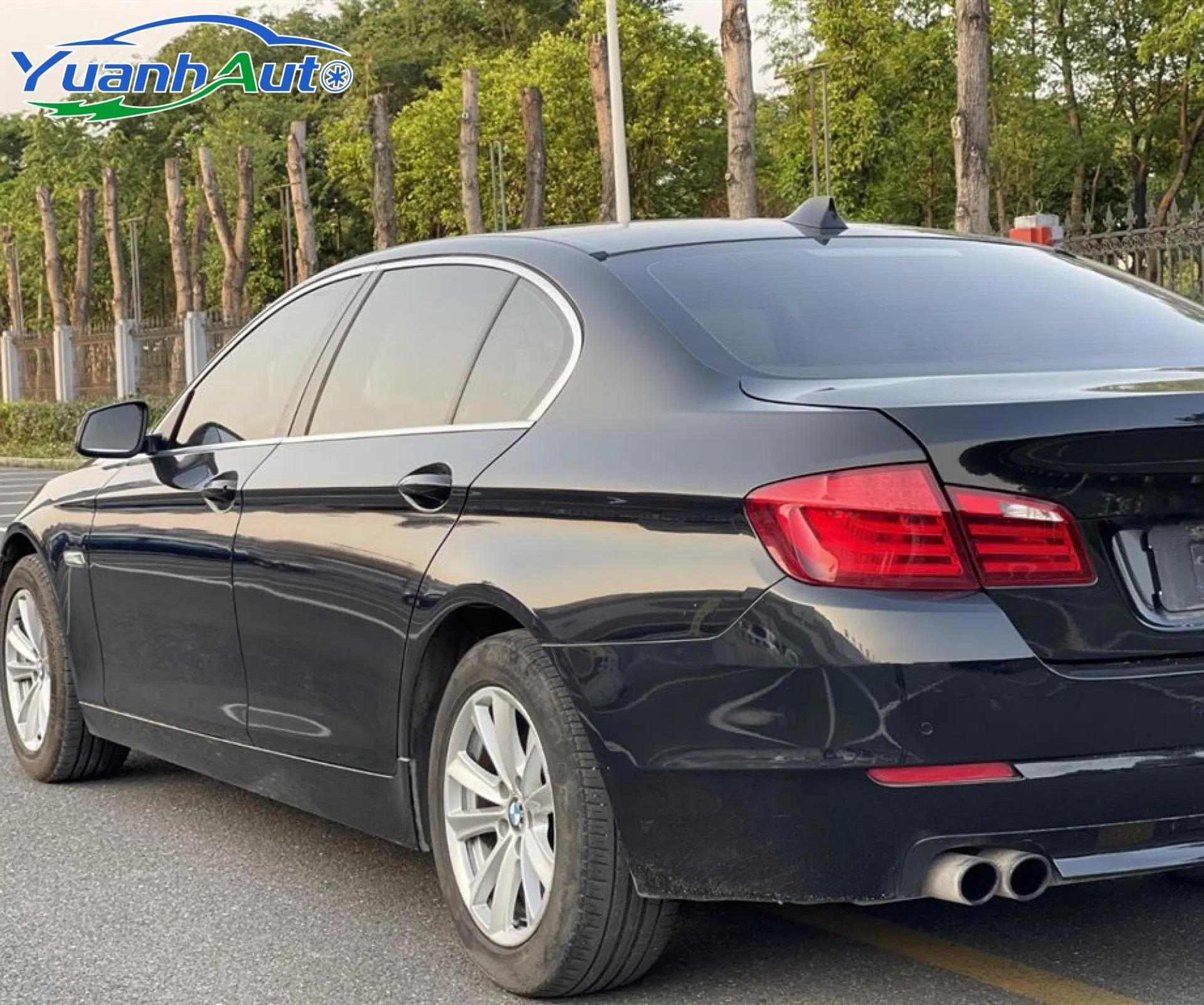 2013 B M W 5series vehicle photo 7