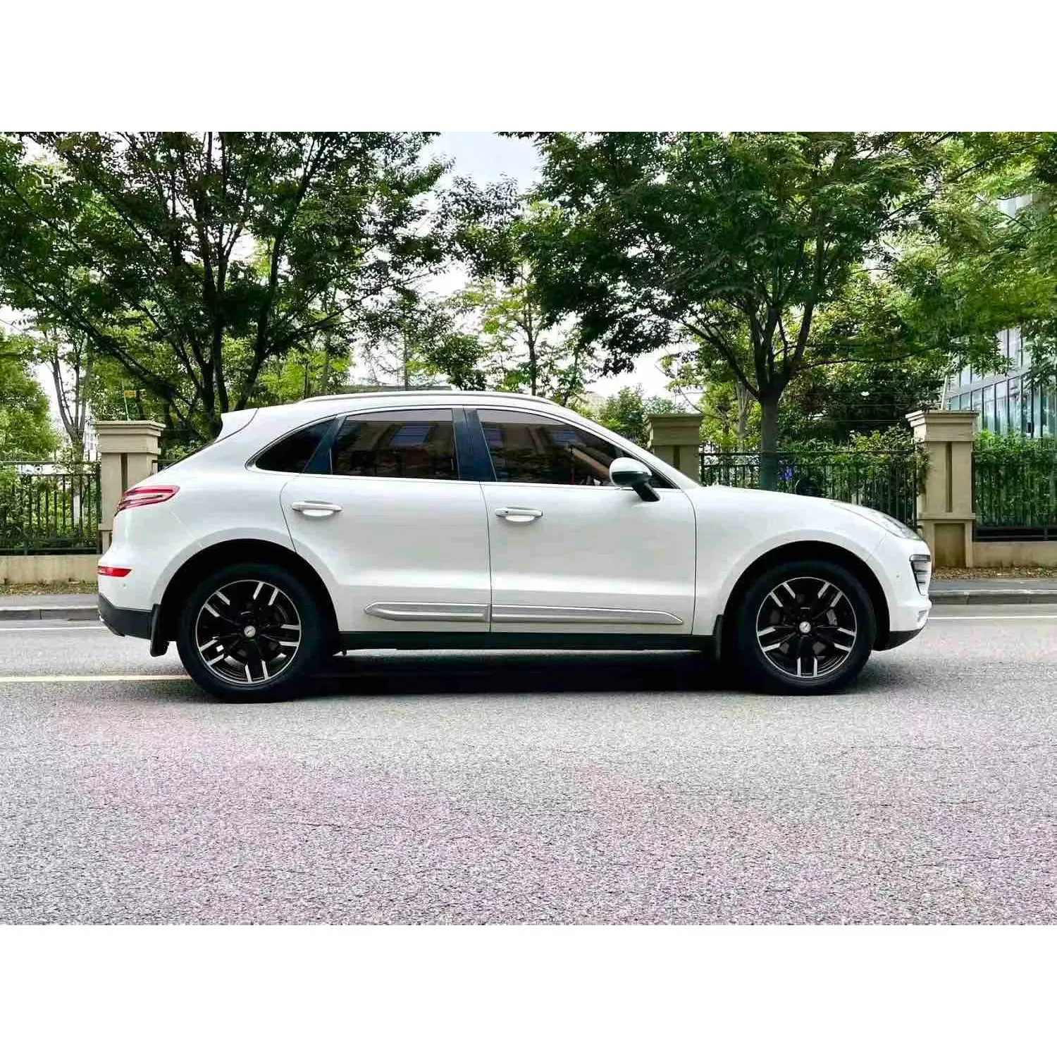 2017 Zotye SR9 2.0T Petrol SUV — source image 10
