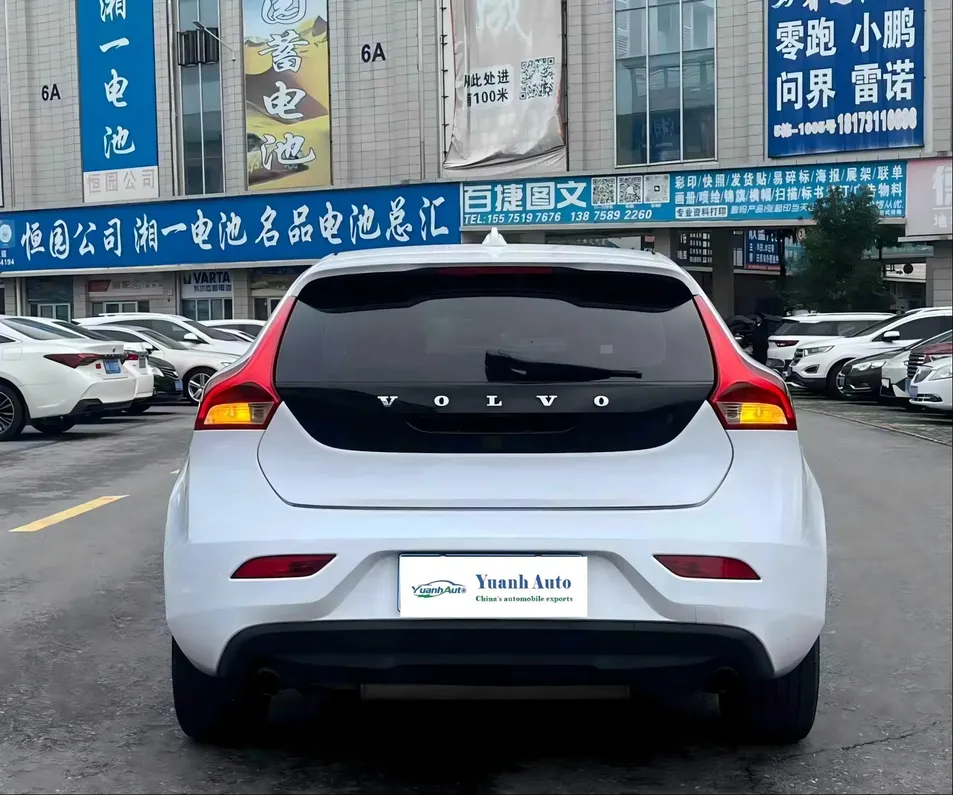 2018 Volvo V40 — source image 12