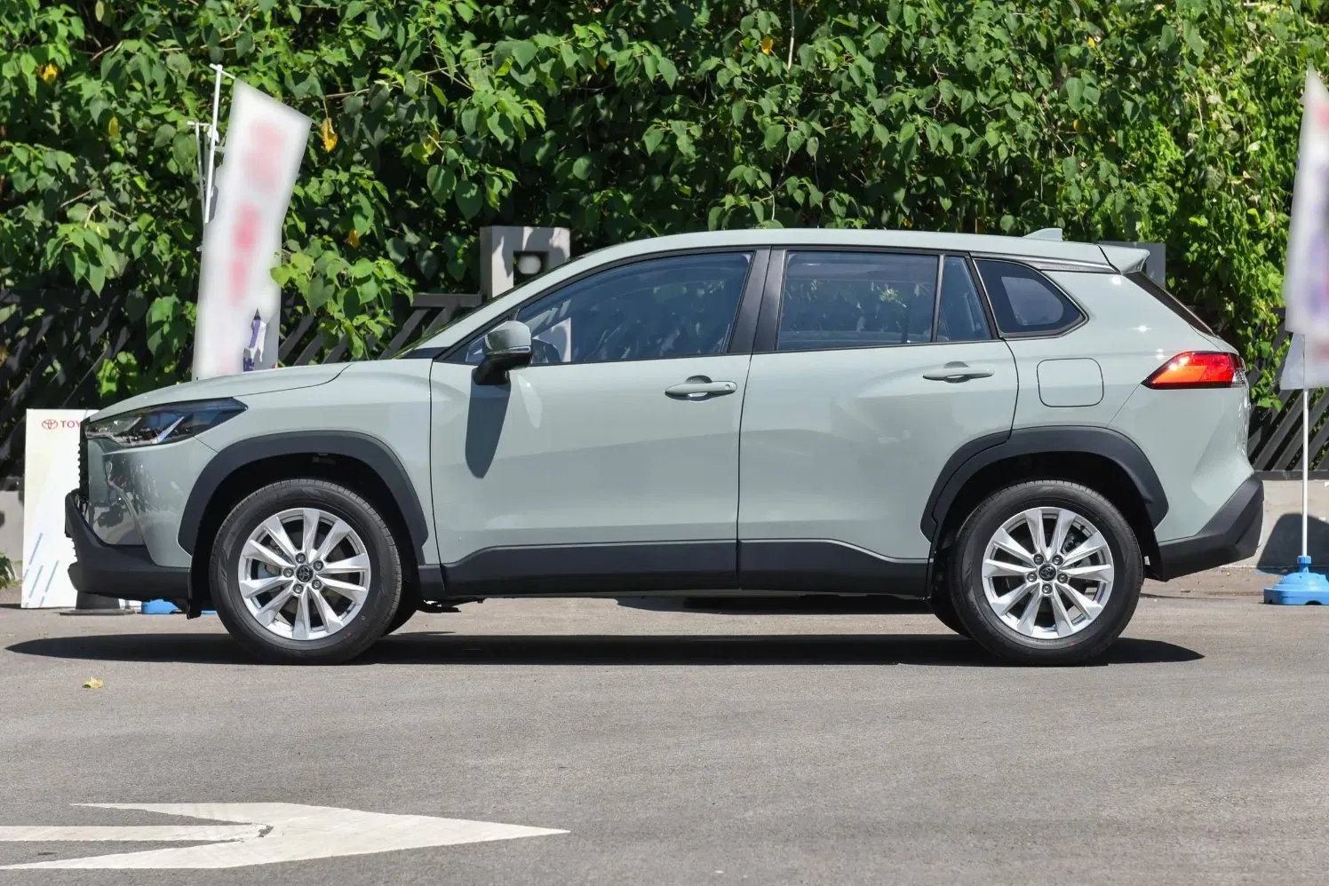 Toyota Corolla Cross vehicle photo 4