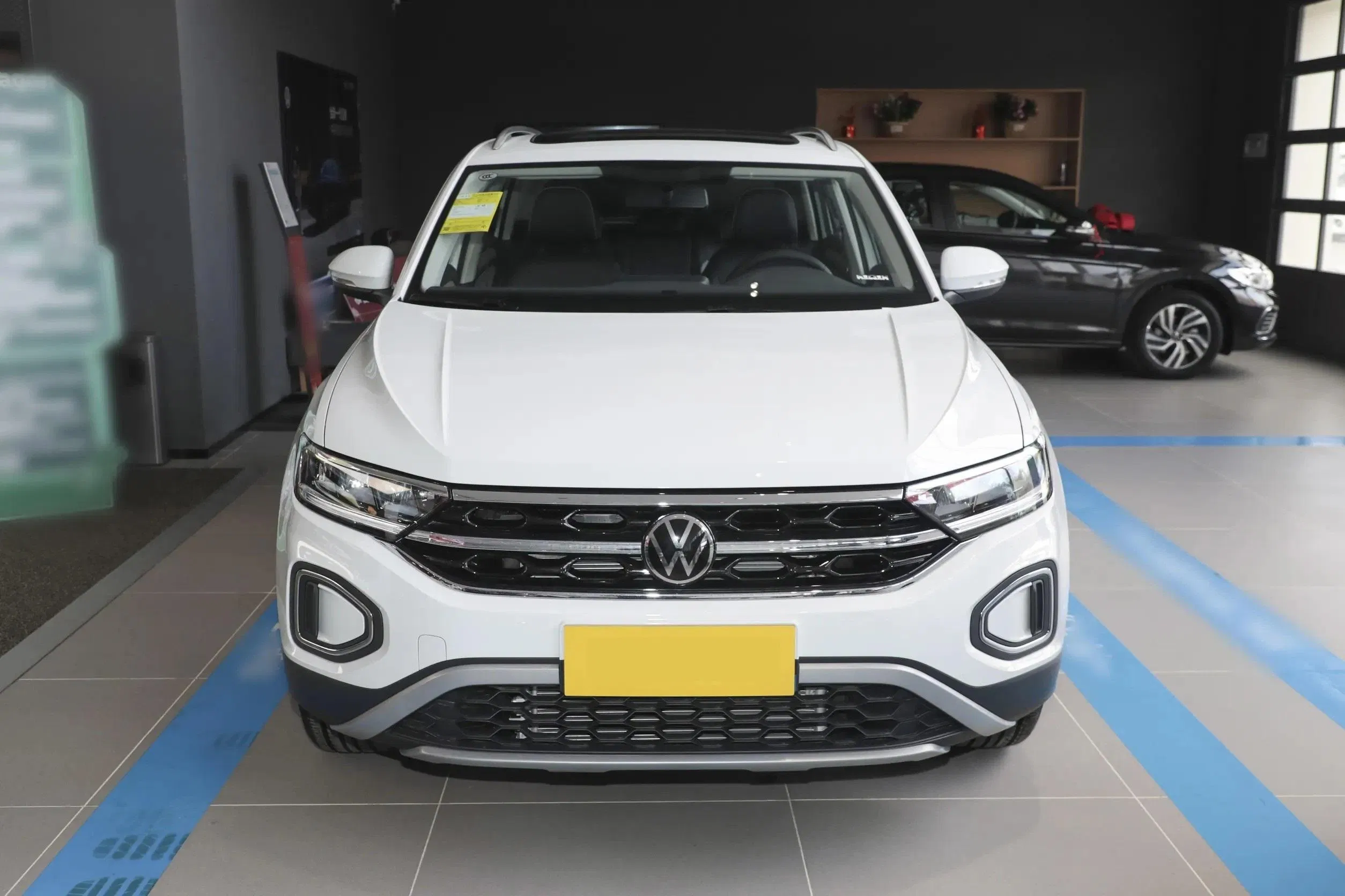 VW T-ROC vehicle photo 5
