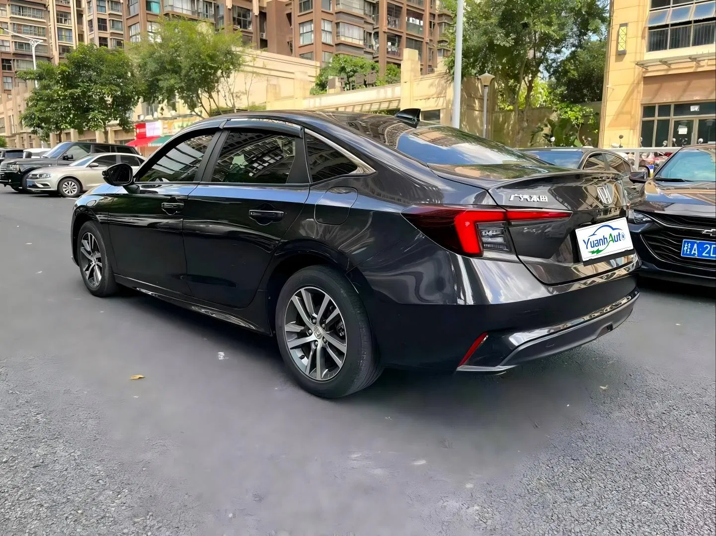 2018 Honda Civic Luxury Sedan — source image 11