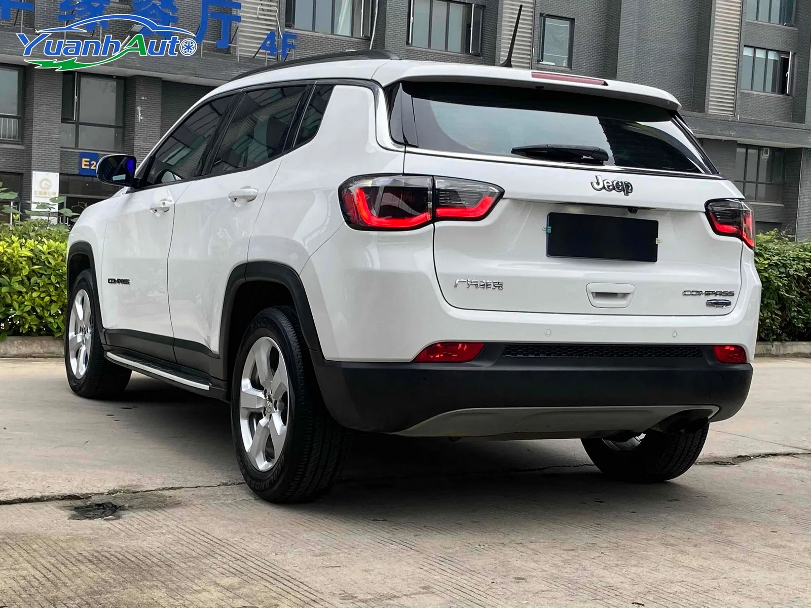 2017 Jeep Campass Petrol SUV — source image 12