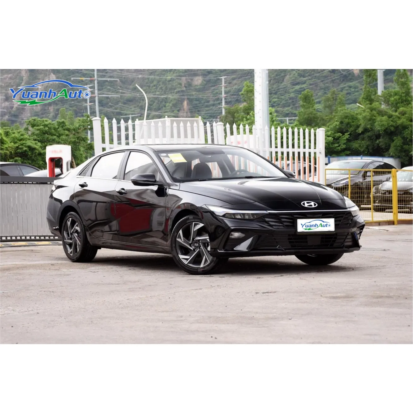 Hyundai Elantra vehicle photo 3