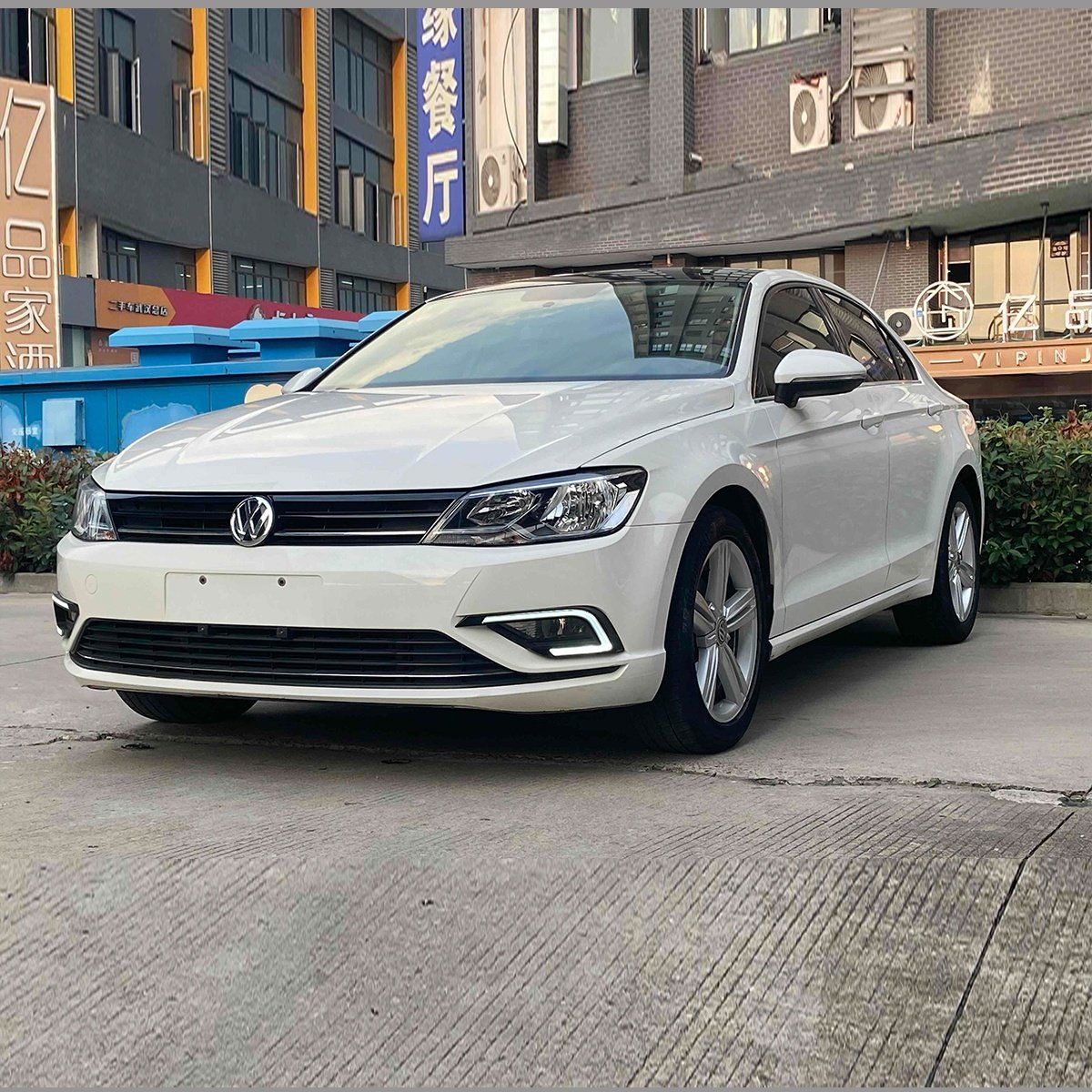 2018 Volkswagen Lamando Petrol Sedan — source image 1