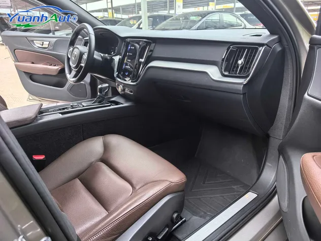 2021 Volvo S60 Petrol Sedan — source image 18