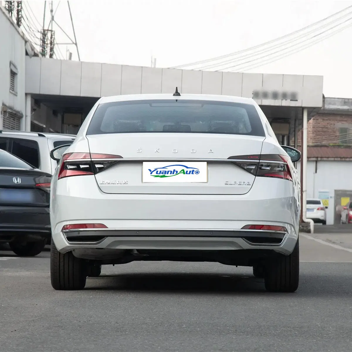 Skoda Superb vehicle photo 4