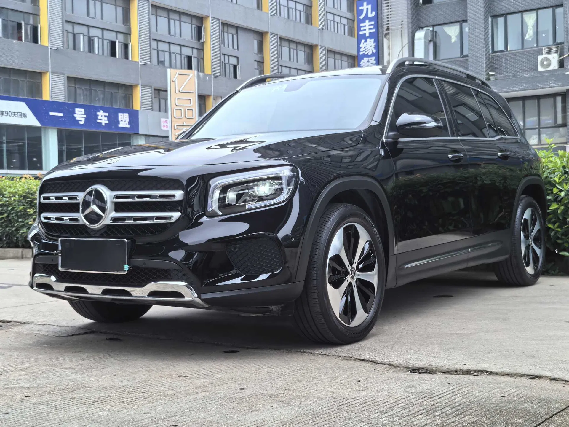 2023 Mercedes-Benz GLB 220 Petrol SUV — source image 8