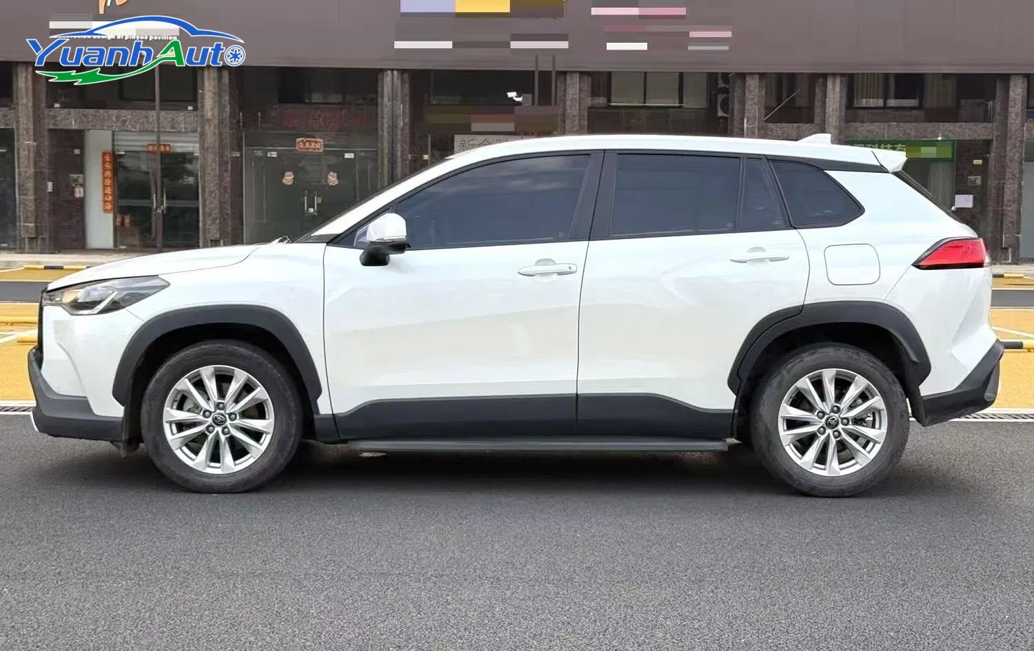 Toyota RAV4 Petrol SUV — source image 9