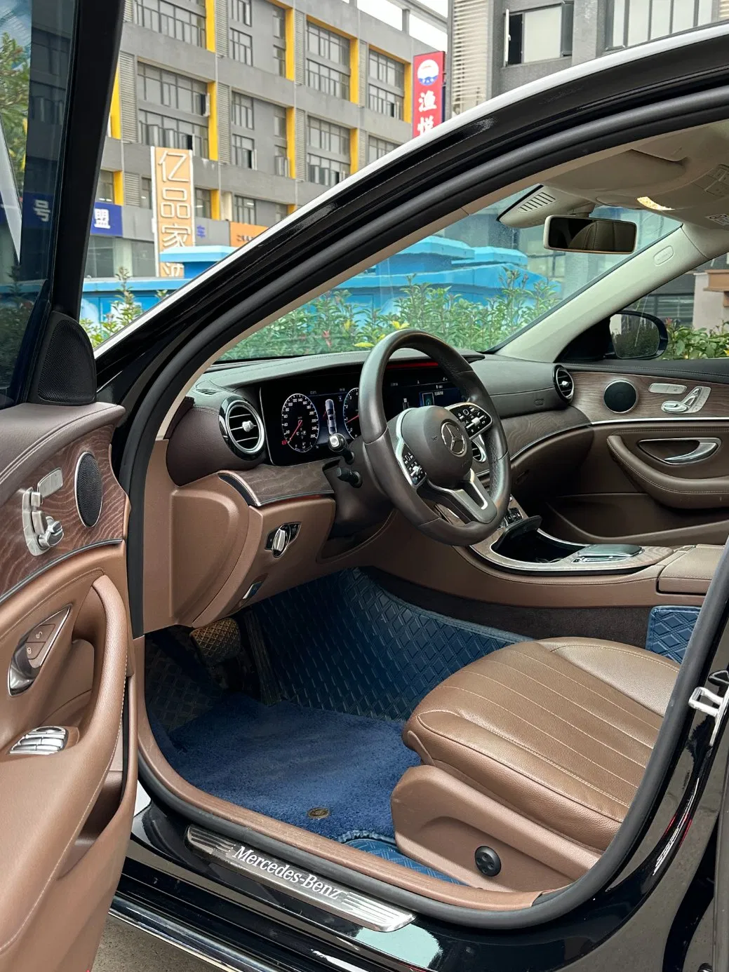 2019 Mercedes-Benz E 300 L Petrol Sedan — source image 6