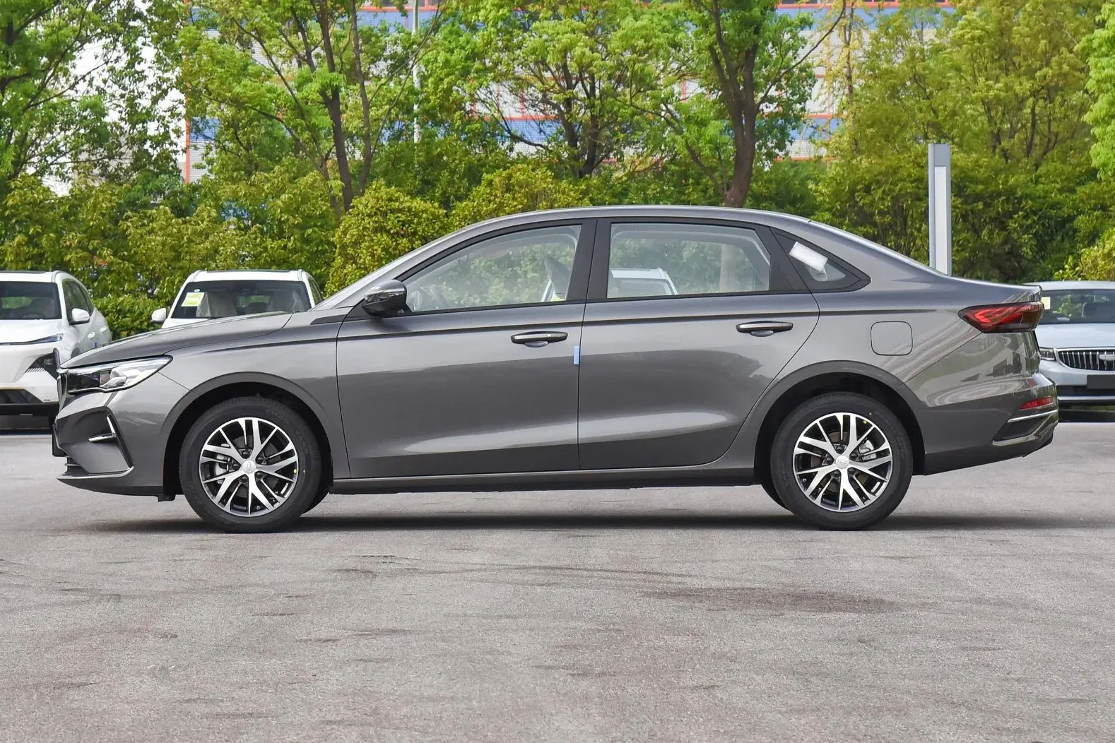 2024 Geely emgrand vehicle photo 3