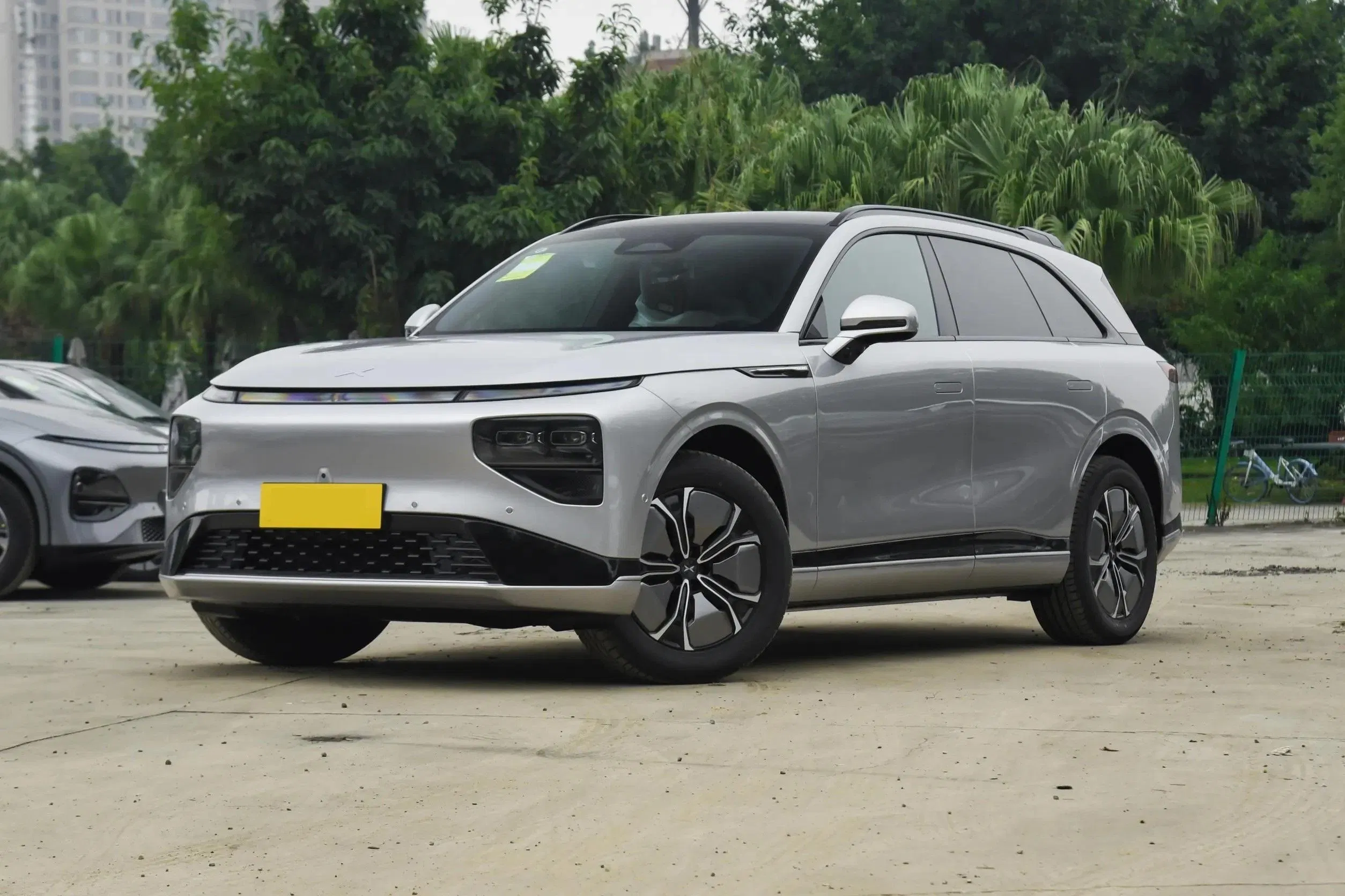 Xpeng G9 vehicle photo 4