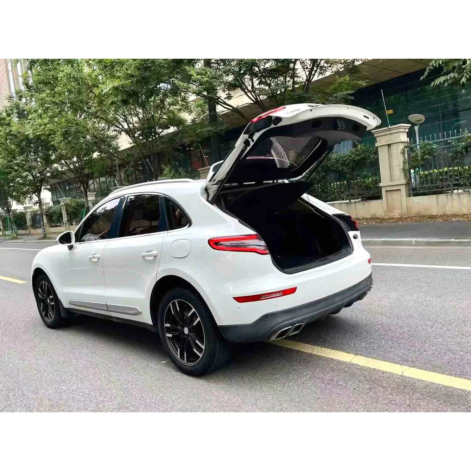 2017 Zotye SR9 2.0T Petrol SUV — source image 11
