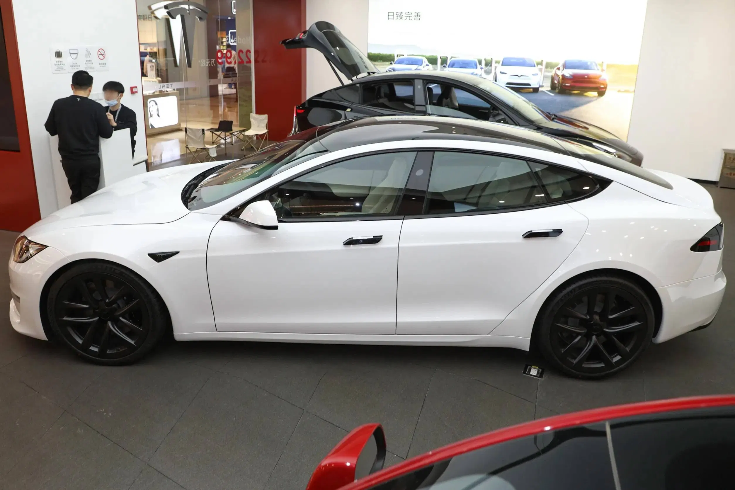 2023 Tesla model s vehicle photo 6